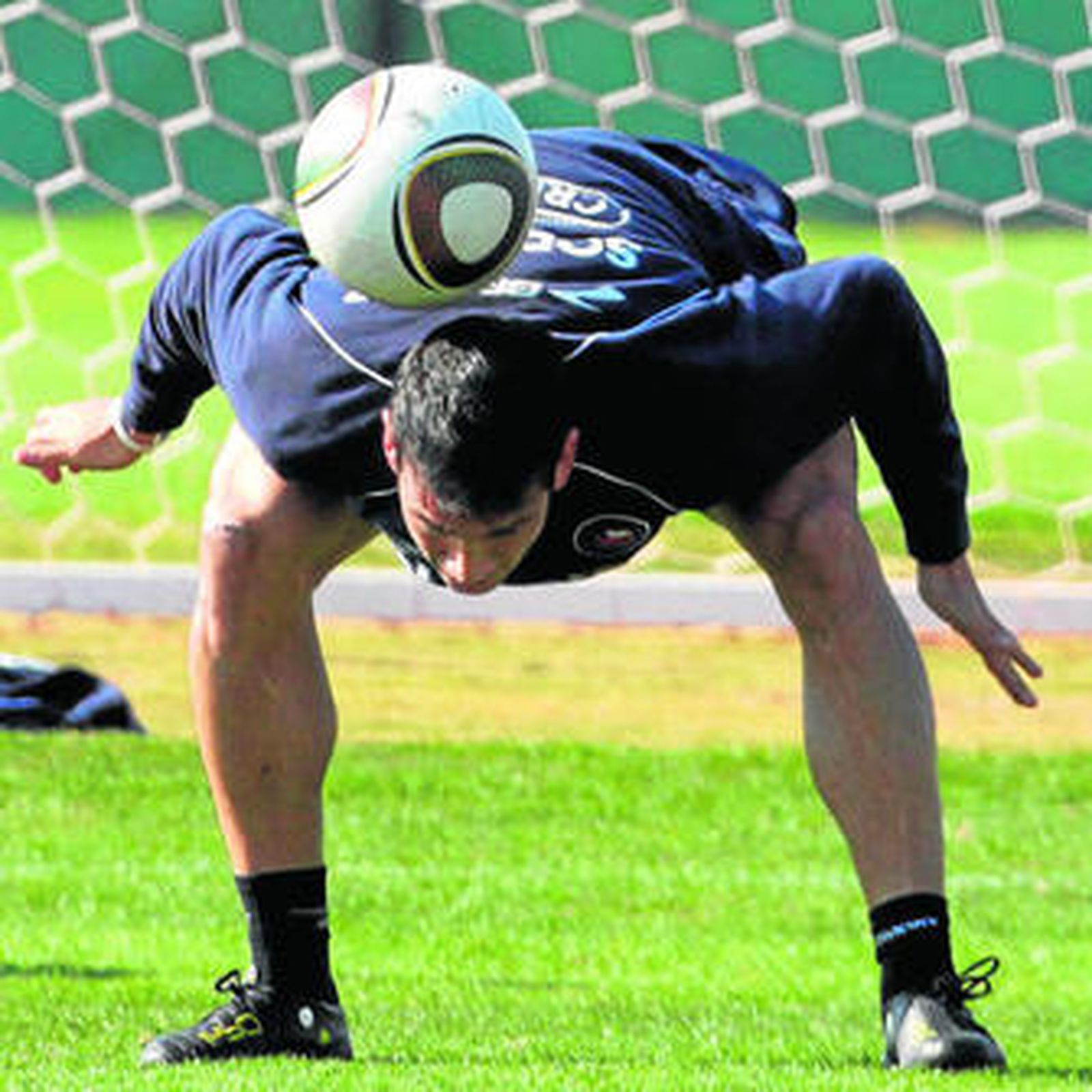 Mark González intenta controlar un balón durante un entrenamiento.