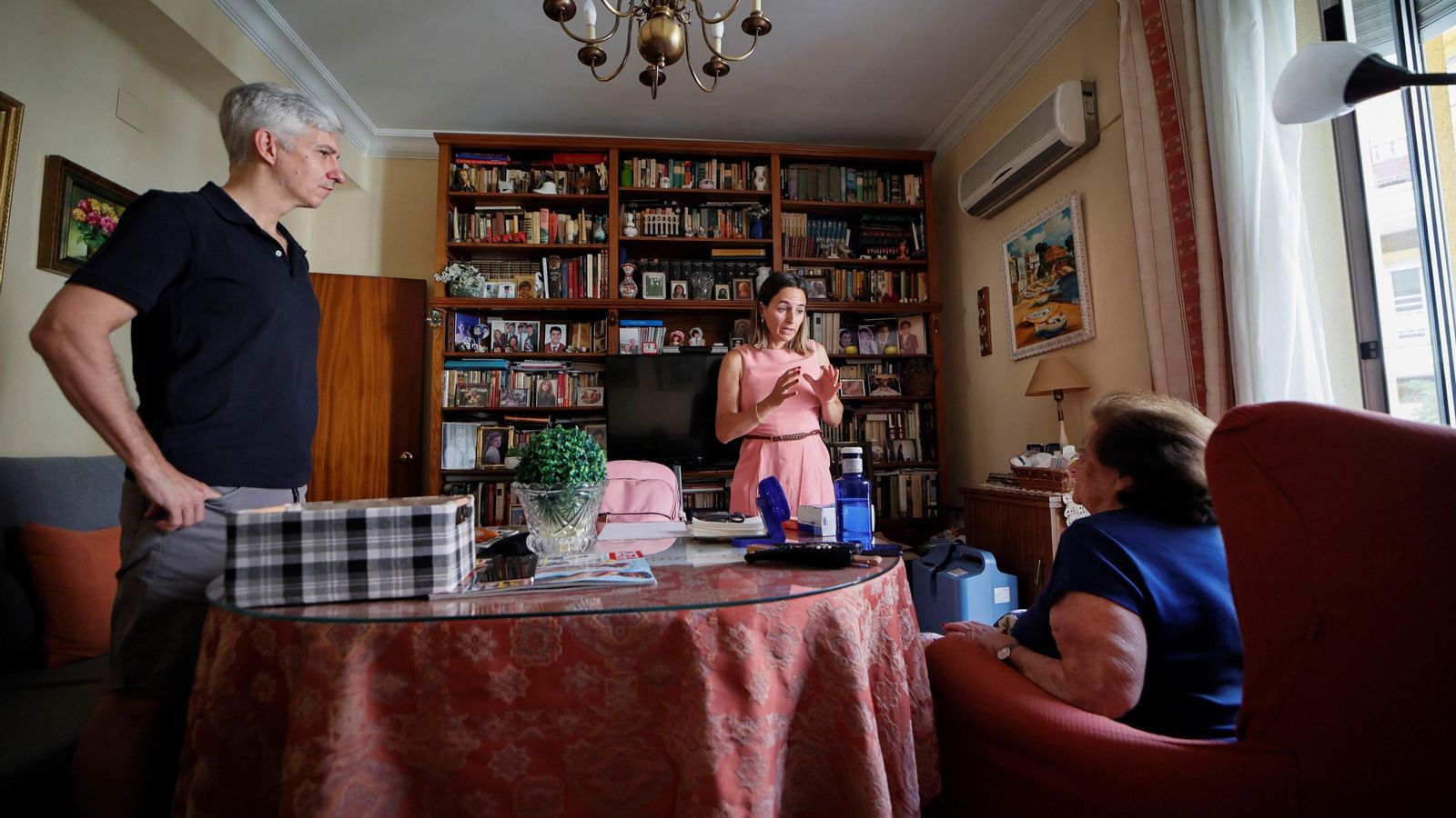 Maribel y su hijo y cuidador, Víctor, escuchan a la internista.