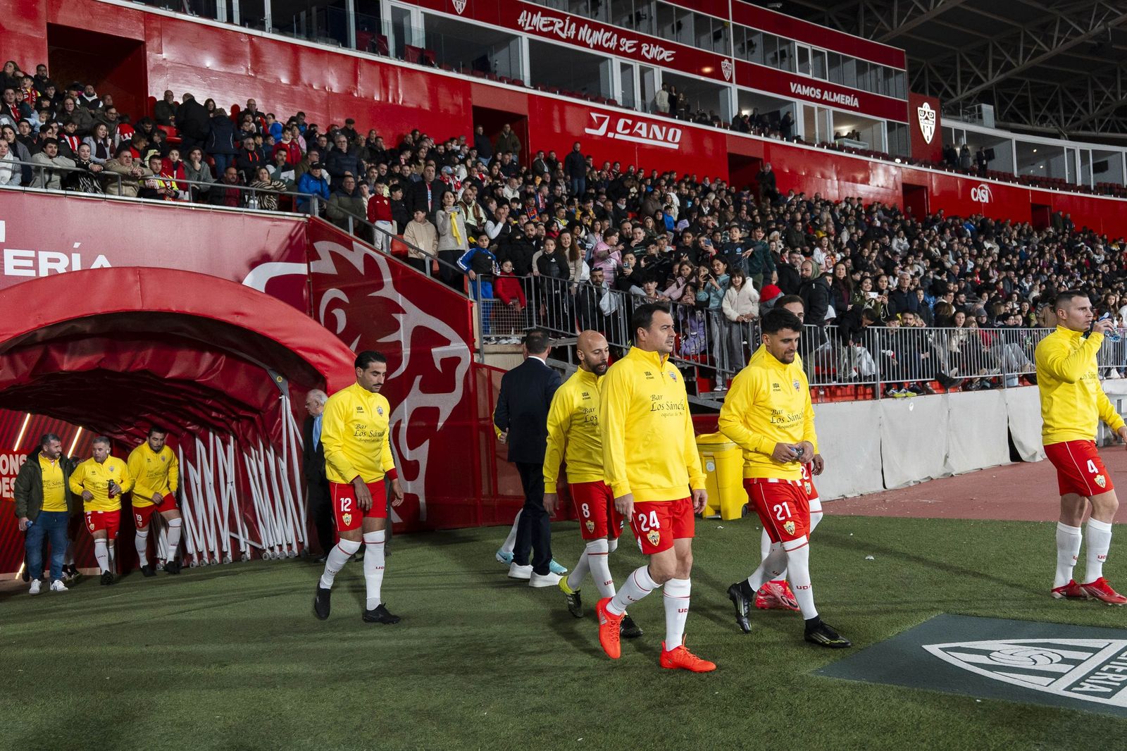 Fotogalería del partido homenaje a Guillermo Blanes entre los veteranos de la UD Almería y el FC Barcelona
