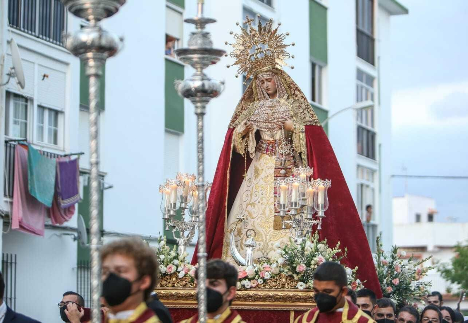 Primera salida de una imagen cofrade por las calles de Chiclana desde el inicio de la pandemia.