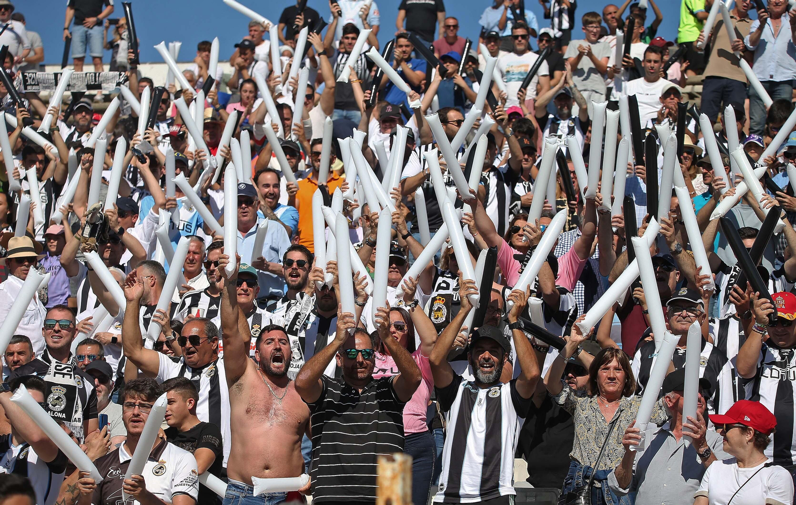 Fotos de la afición durante el Balona - Algeciras en el estadio municipal de La Línea