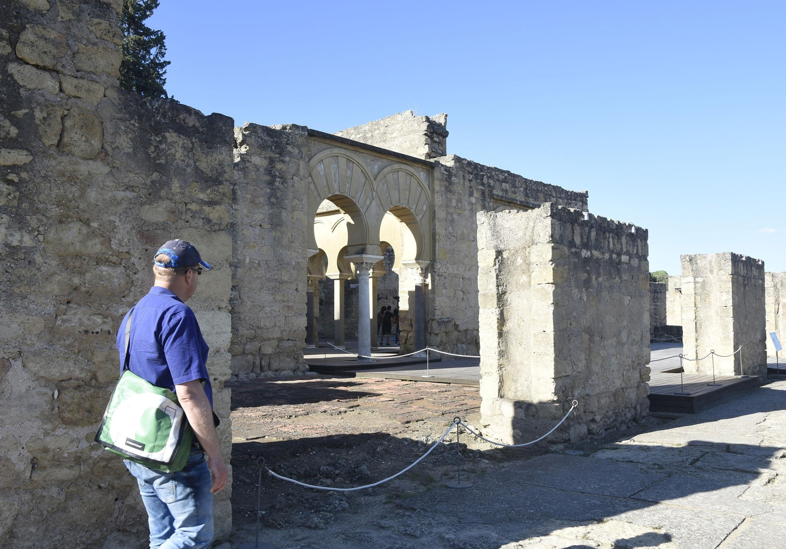 Un turista pasea por el conjunto arqueológico.