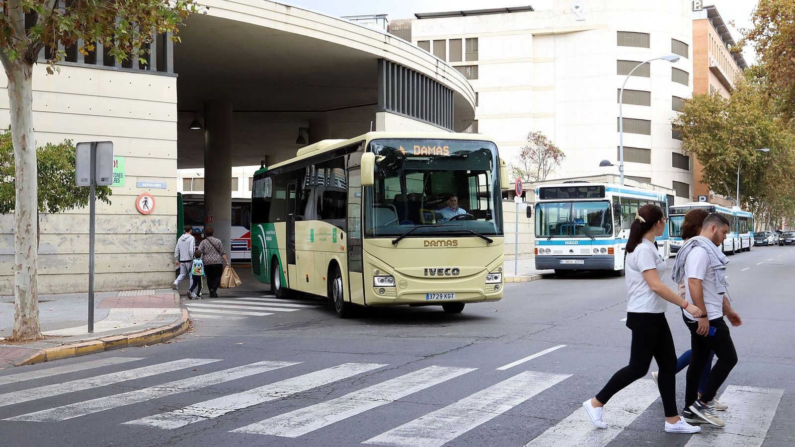 Un autobús saliendo de la estación de autobuses de Huelva.