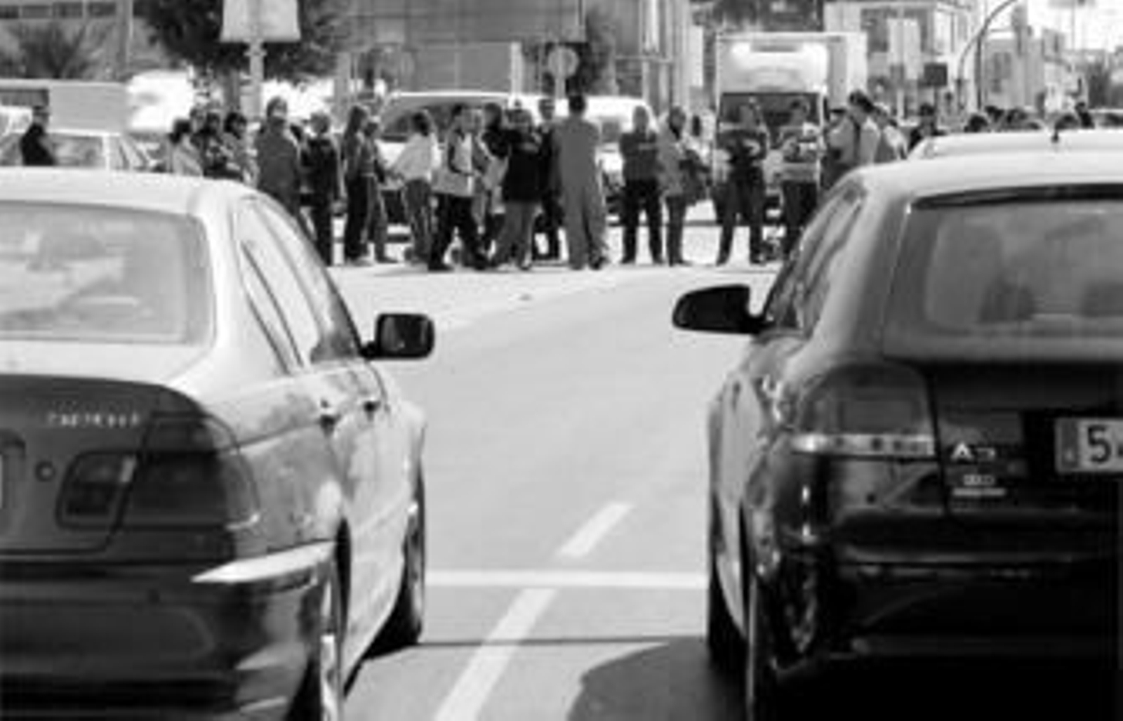 Los padres de los alumnos del Villa de Brest cortaron ayer el tráfico en la avenida Juan Carlos I.
