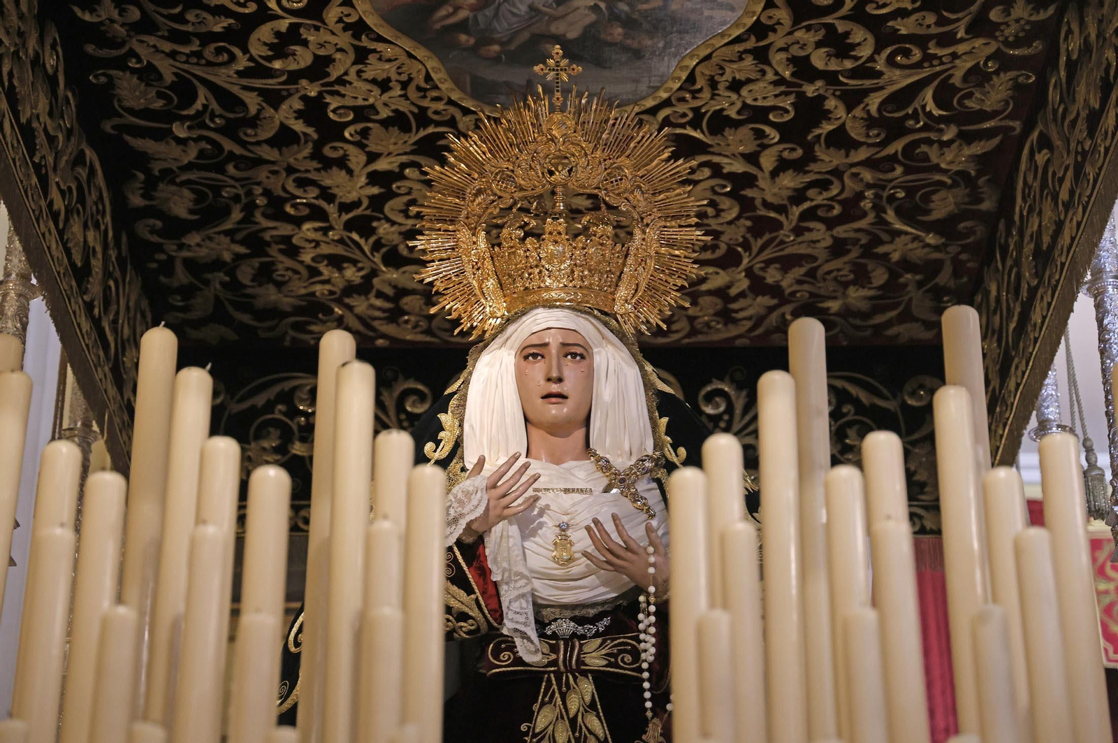 Imágenes de la visita del presidente de la Junta de Andalucía, Juanma Moreno, a la hermandad del Calvario de Huelva