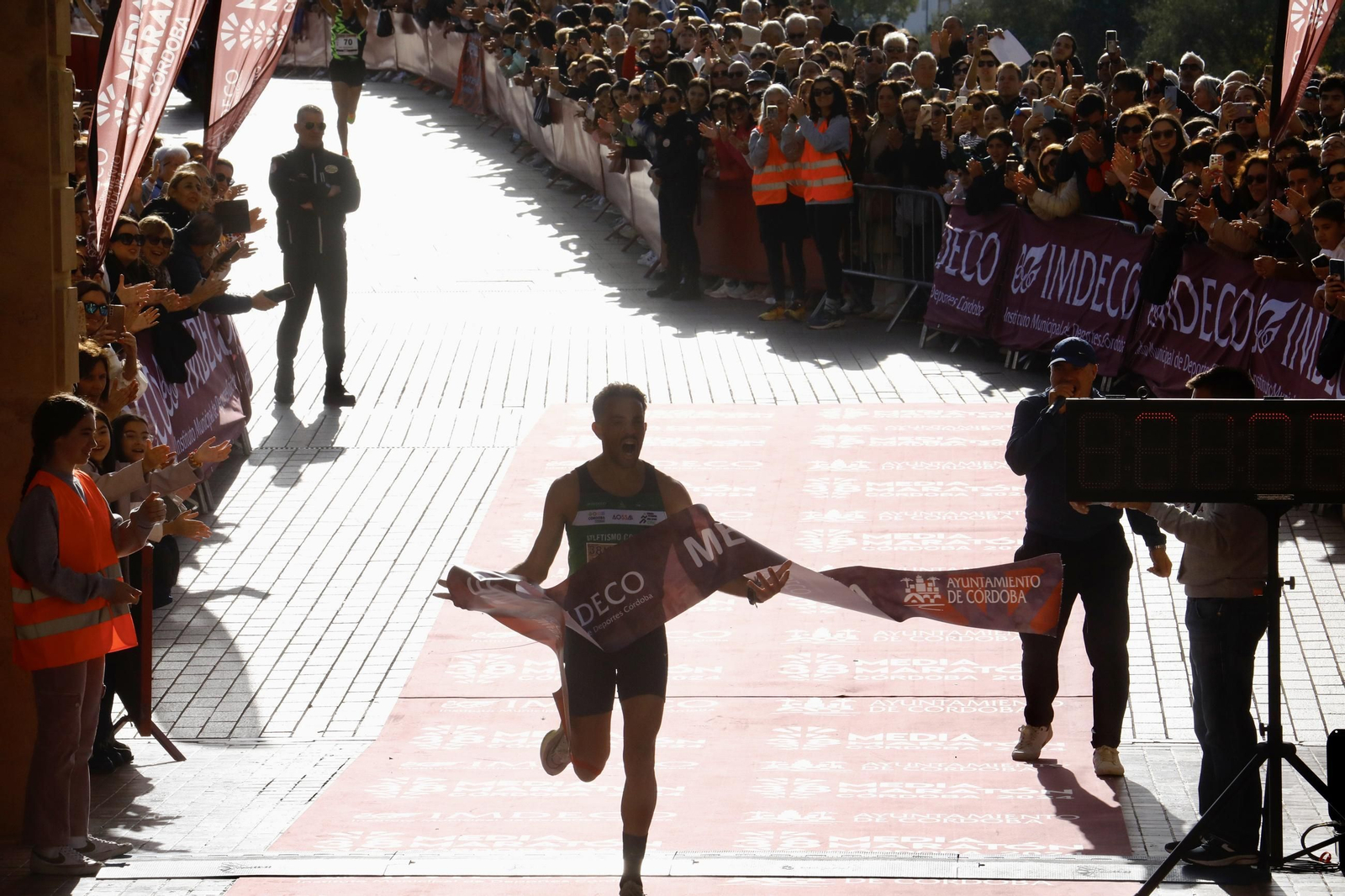 La gloria de cruzar la Puerta del Puente: las fotos de la línea de meta de la Media Maratón de Córdoba 2024