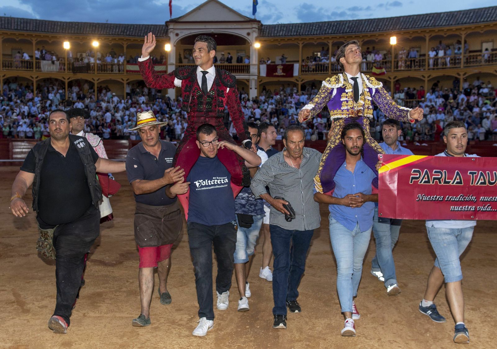 Manzanares y El Juli en su salida a hombros de la plaza de Aranjuez