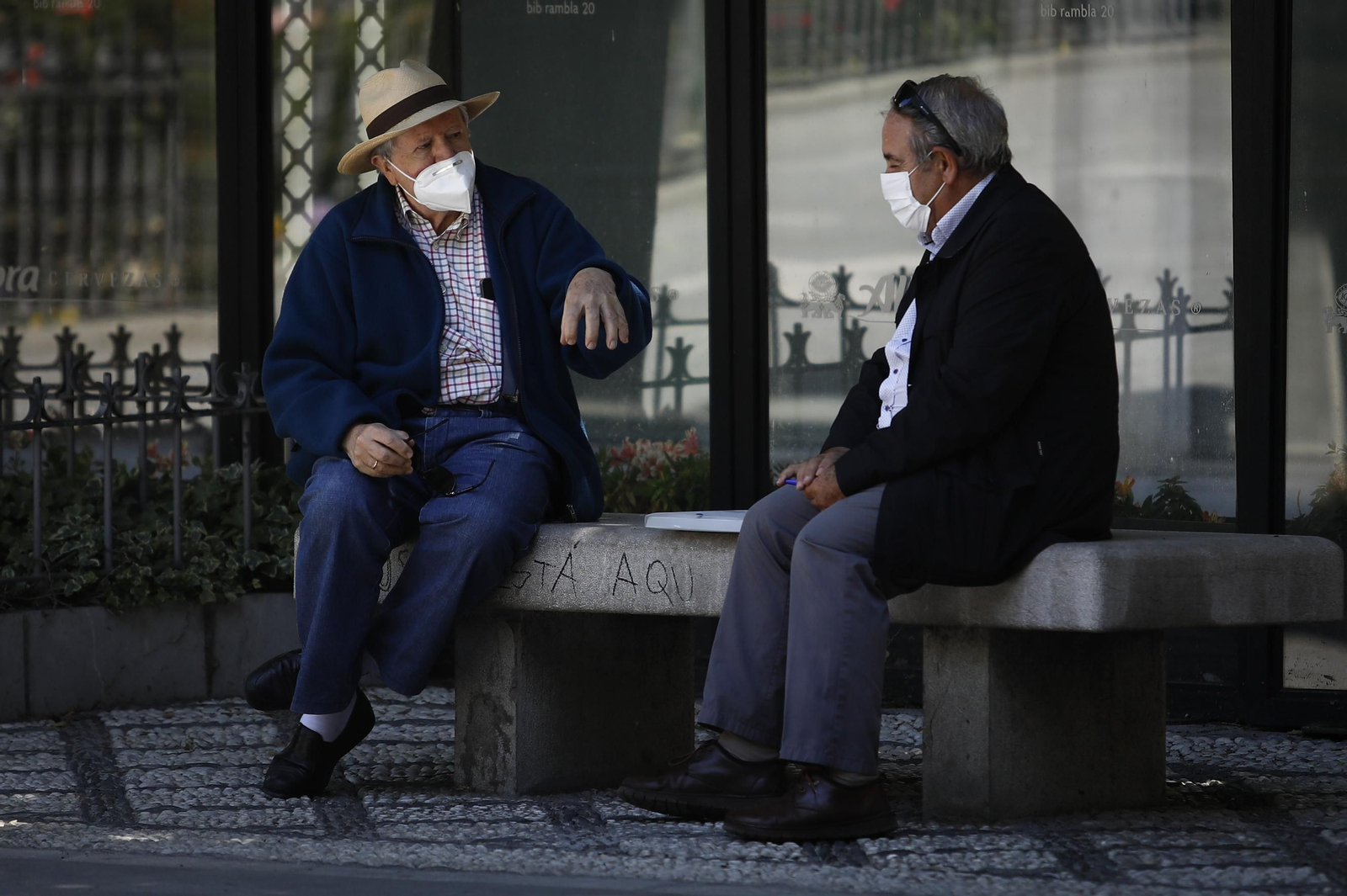 Dos hombres mayores charlan esta mañana en Granada
