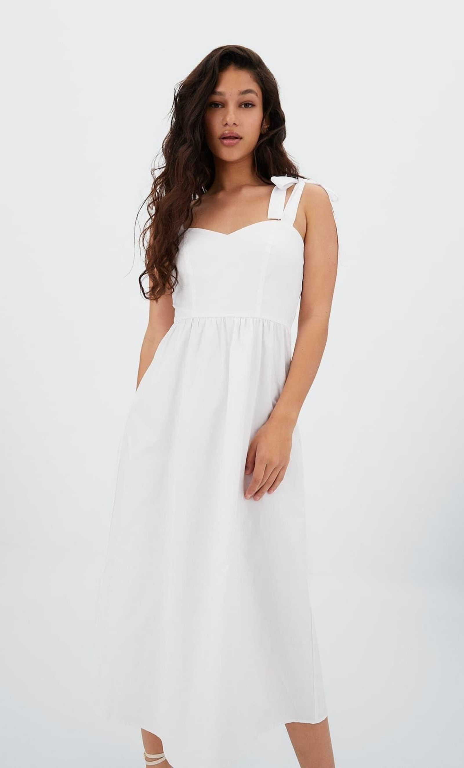 Vestido blanco de Stradivarius. Vestido blanco de Stradivarius.