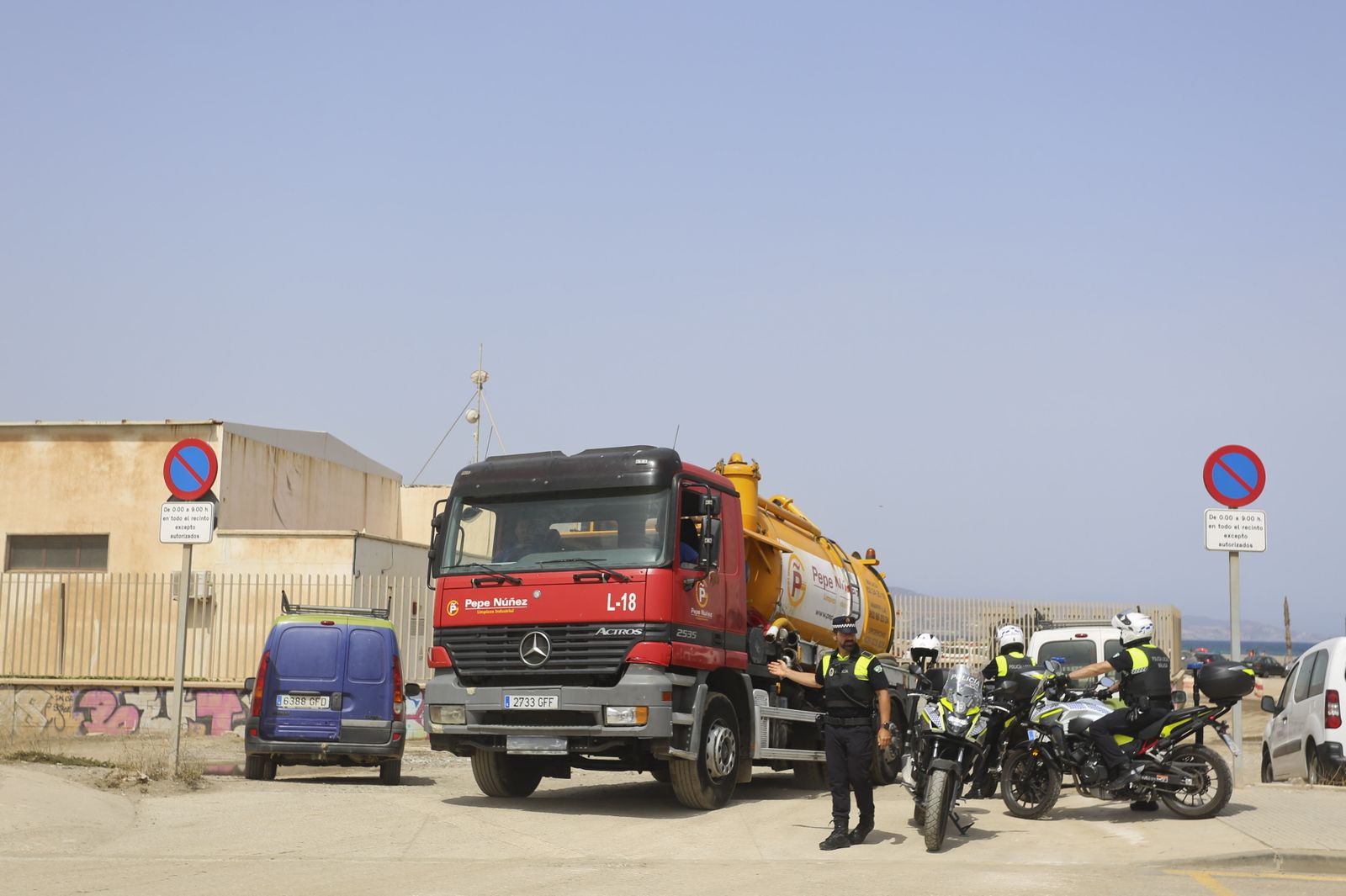 Las fotos de la Policía desalojando a los bañistas de la playa de Sacaba