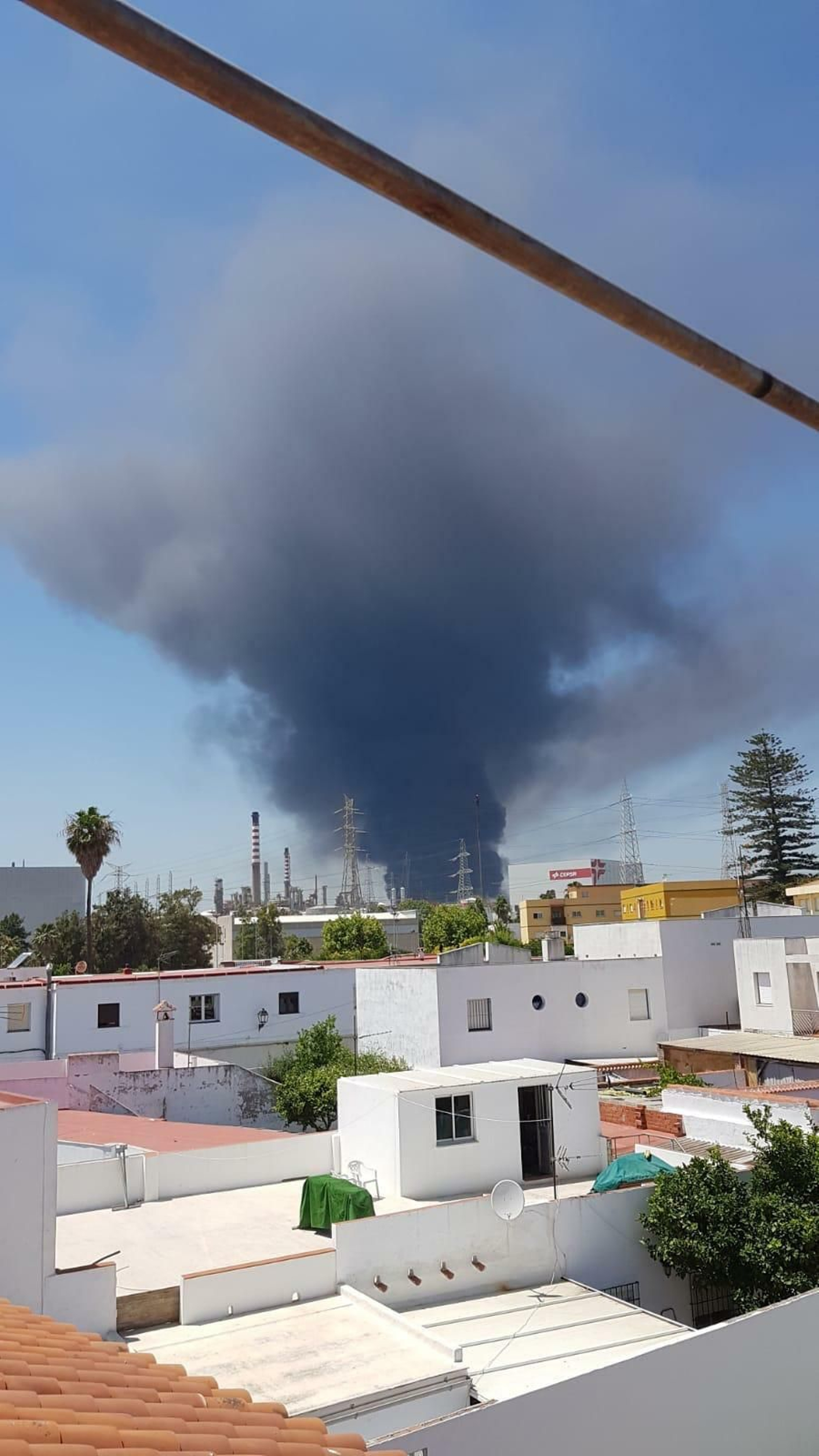 Las imágenes del enorme incendio en la fábrica de Indorama, en el polígono de Guadarranque (San Roque)