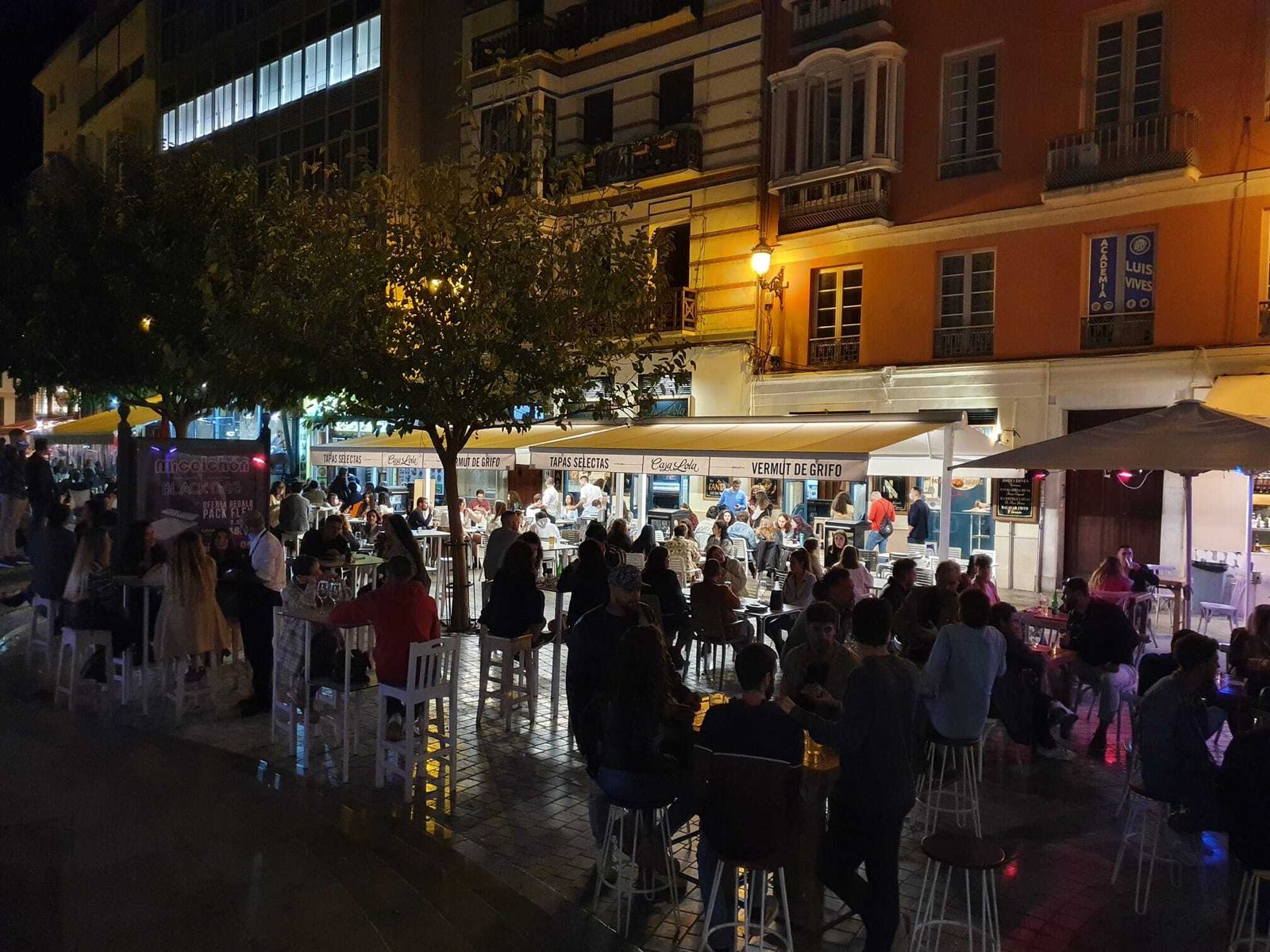 Fotos del 'lleno' en el Centro de Málaga, que apura el toque de queda