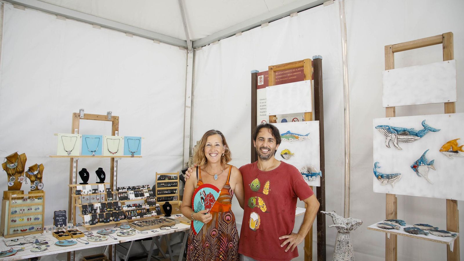 La pareja de artesanos del taller 'Mar de Gata' ocupa uno de los puestos de 'Alfaralmería'.