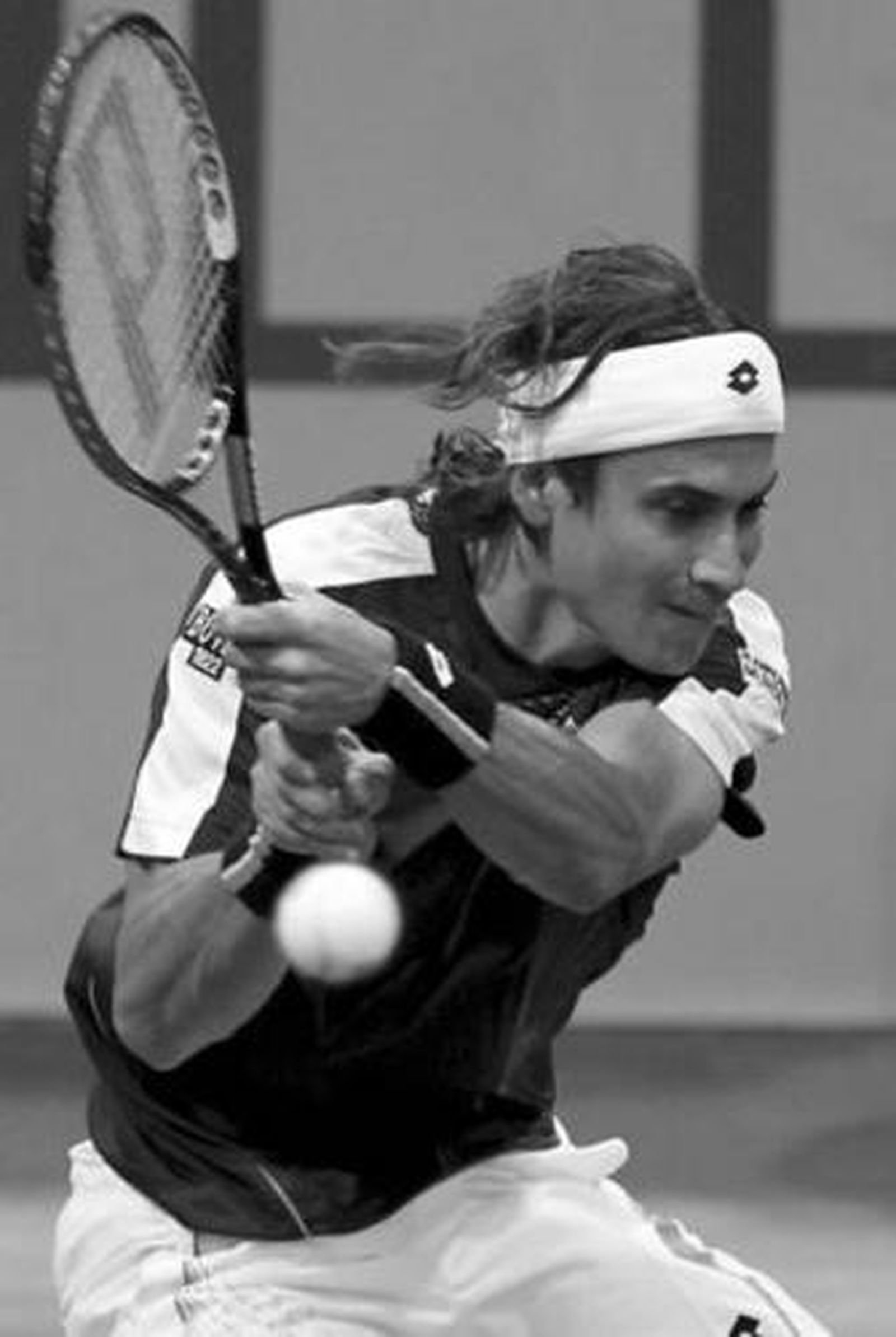 David Ferrer devuelve la pelota al croata Marin Cilic.