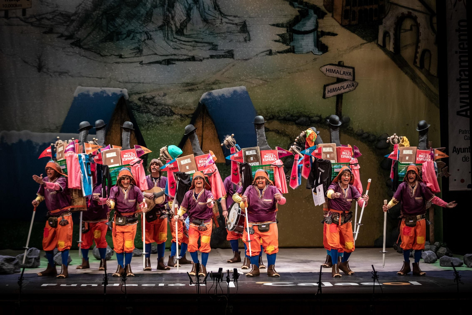 La chirigota 'Qué cruz de guía' sobre el escenario del Falla