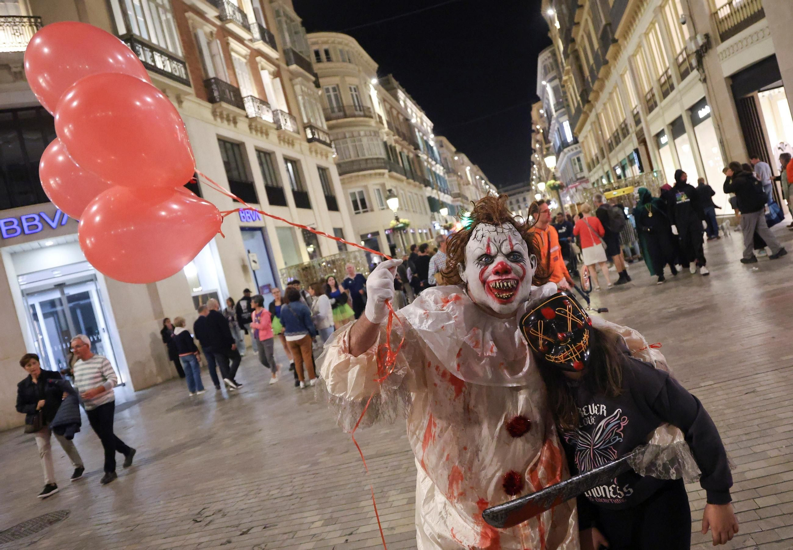 Dos personas disfrazadas por Halloween el pasado año en la calle Larios. Dos personas disfrazadas por Halloween el pasado año en la calle Larios.