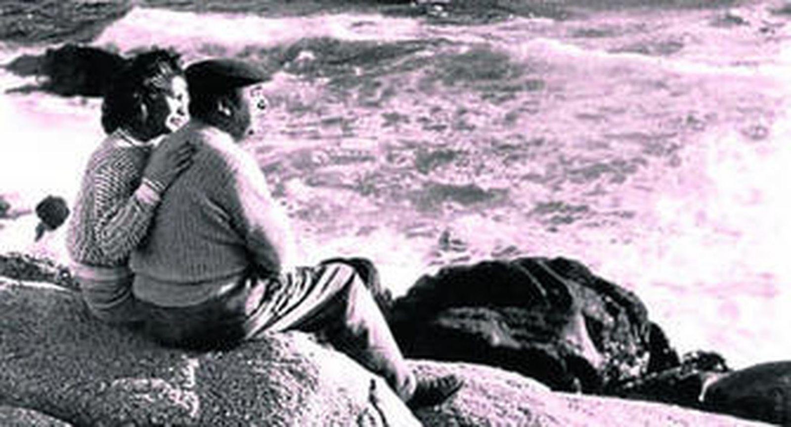 Neruda y Matilde Urrutia, en Isla Negra.