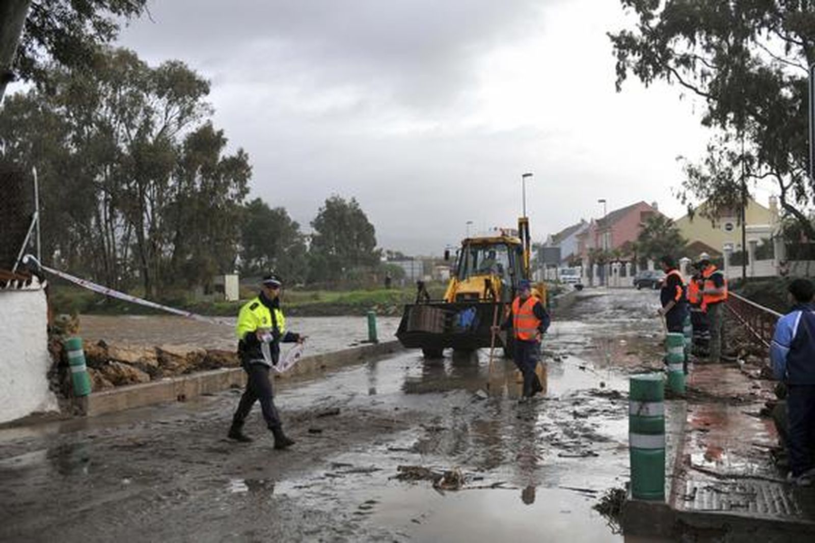 El río Guadaiza, desbordado en Marbella.

Foto: Migue Fernández, Sergio Camacho, Agencias