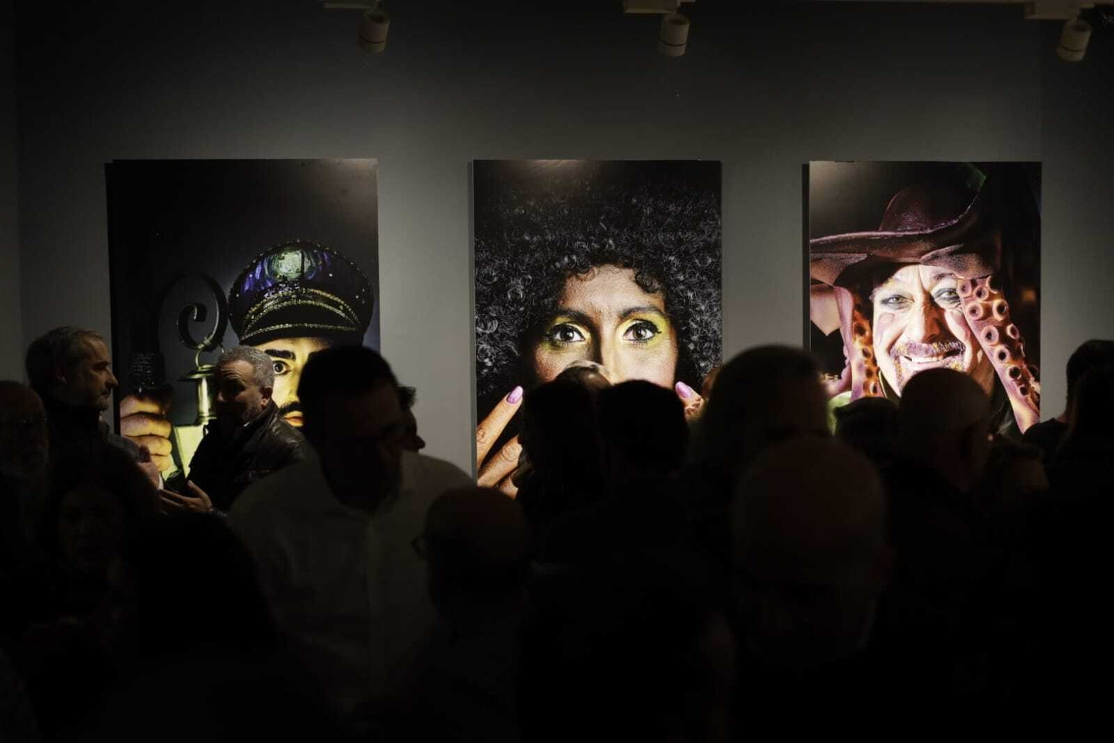 La exposición 'Carnaval de Improviso. Retratos urgentes: la trastienda del COAC', en imágenes