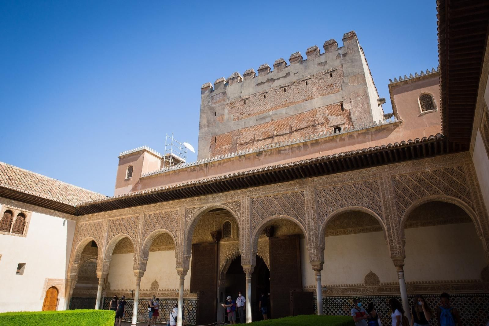 Intervención en los merlones de las torres laterales de la Torre de Comares de la Alhambra para frenar su deterioro