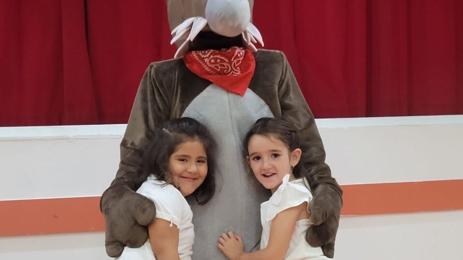 Un lobo muy especial en una graduación espectacular.