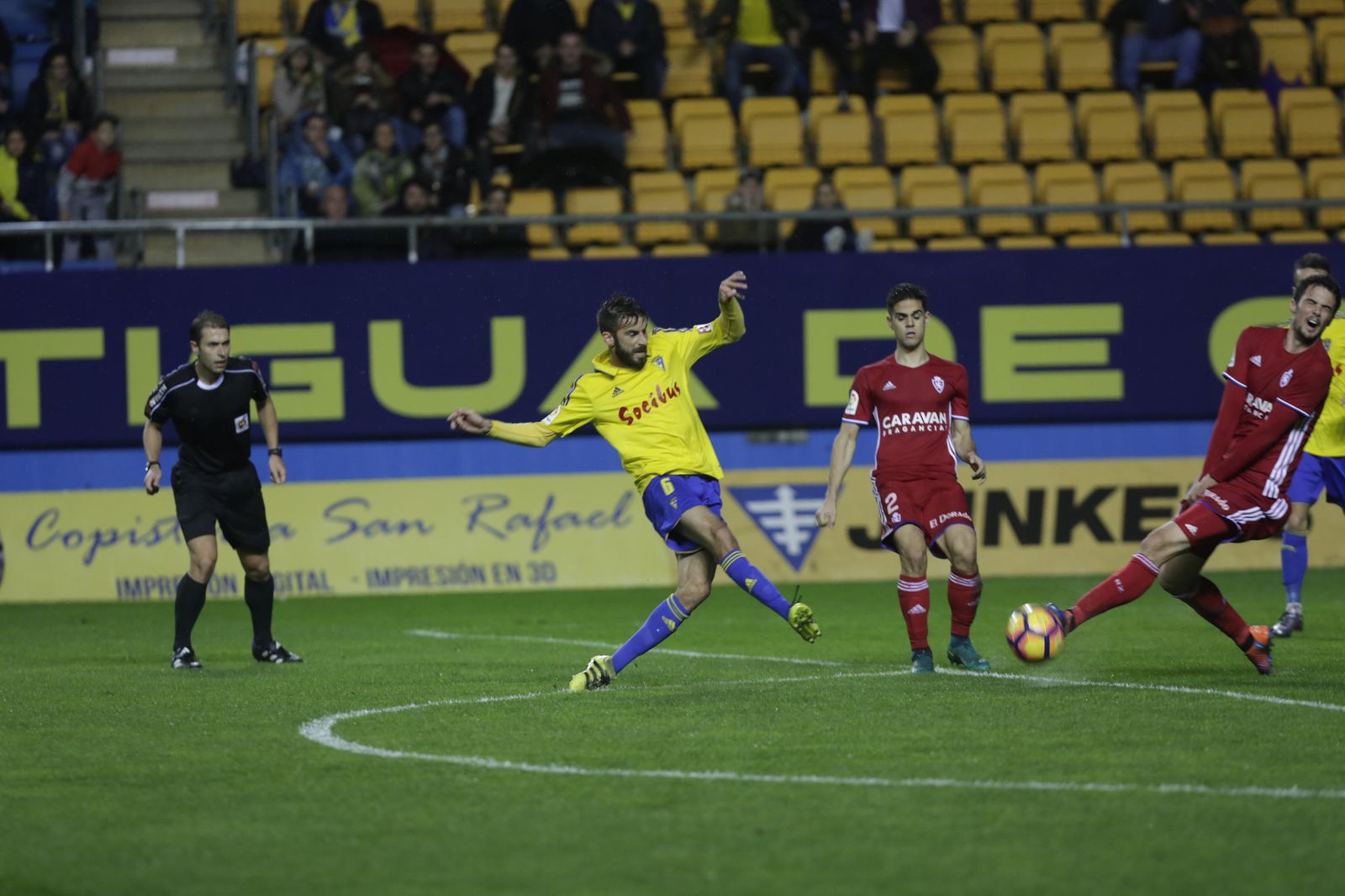 José Mari golpea el balón en un lance del encuentro contra el Zaragoza.