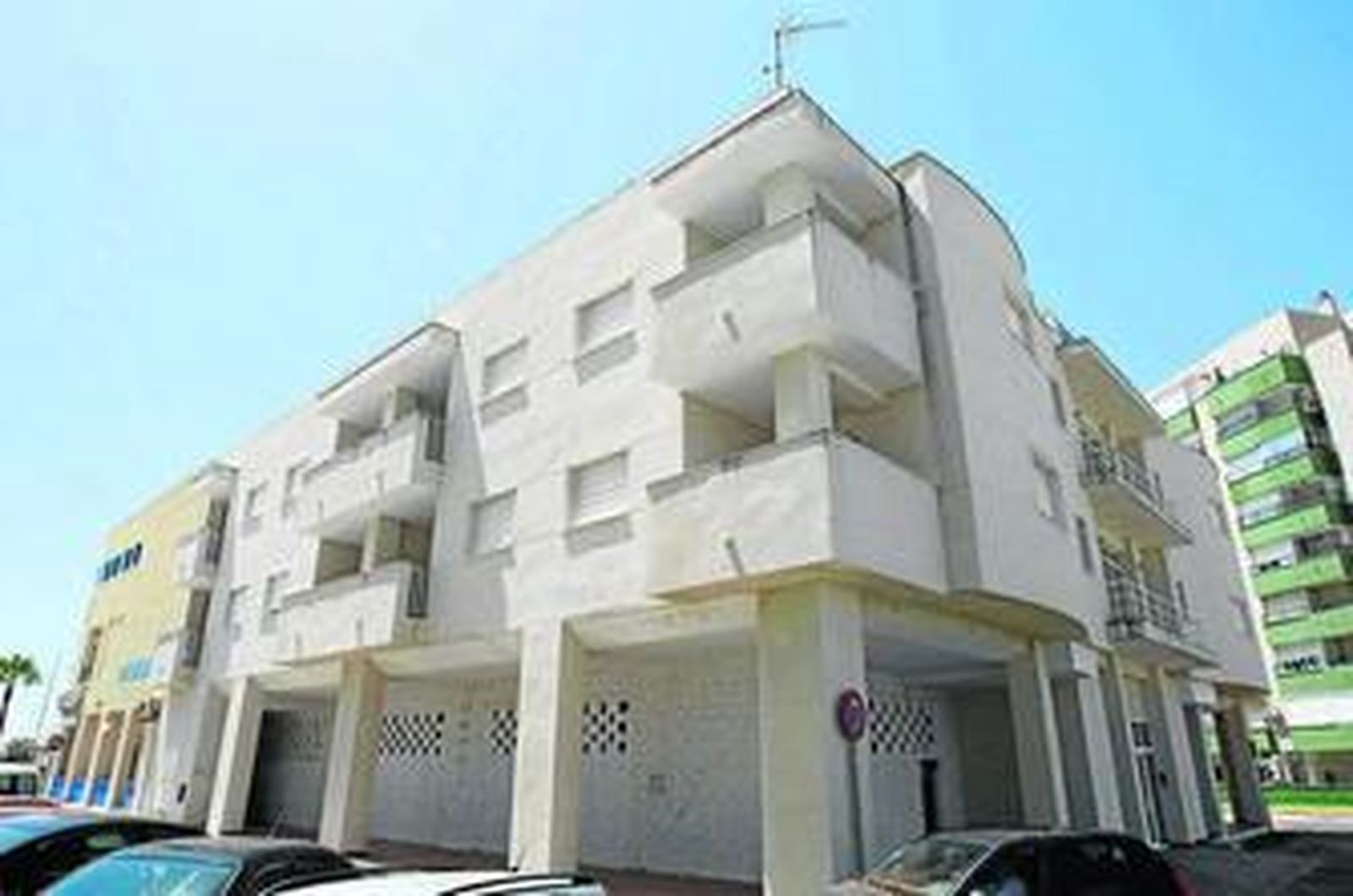 Edificio promovido por Promociones Nazarenas Laureano SL junto a la playa de Valdelagrana.
