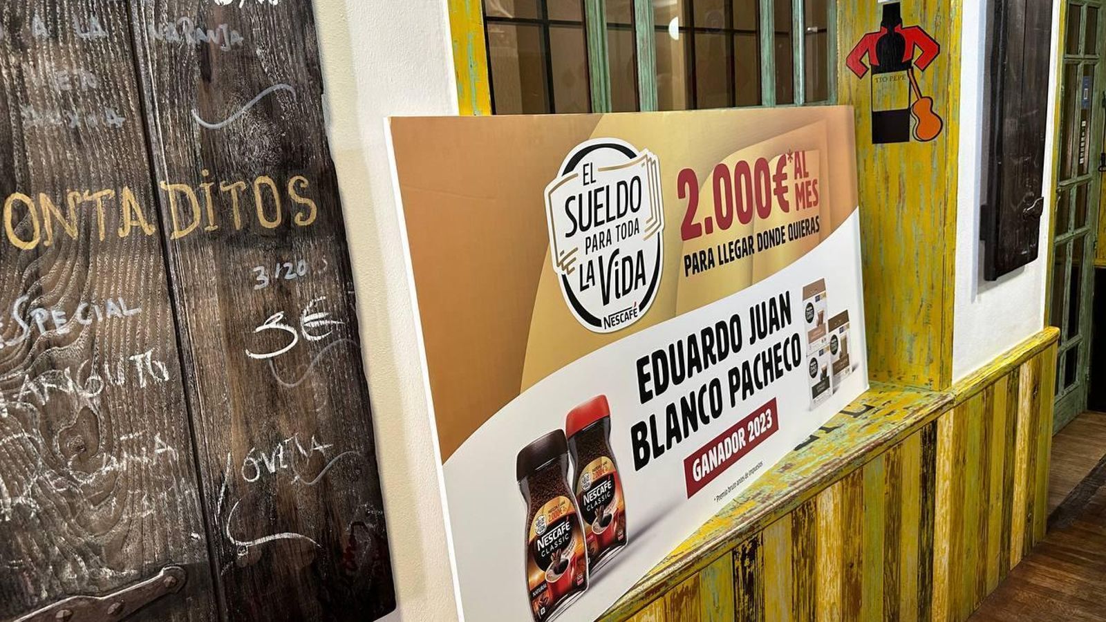 El gran cheque del 'Sueldo para toda la vida Nescafé' en el Bar Los Descubridores