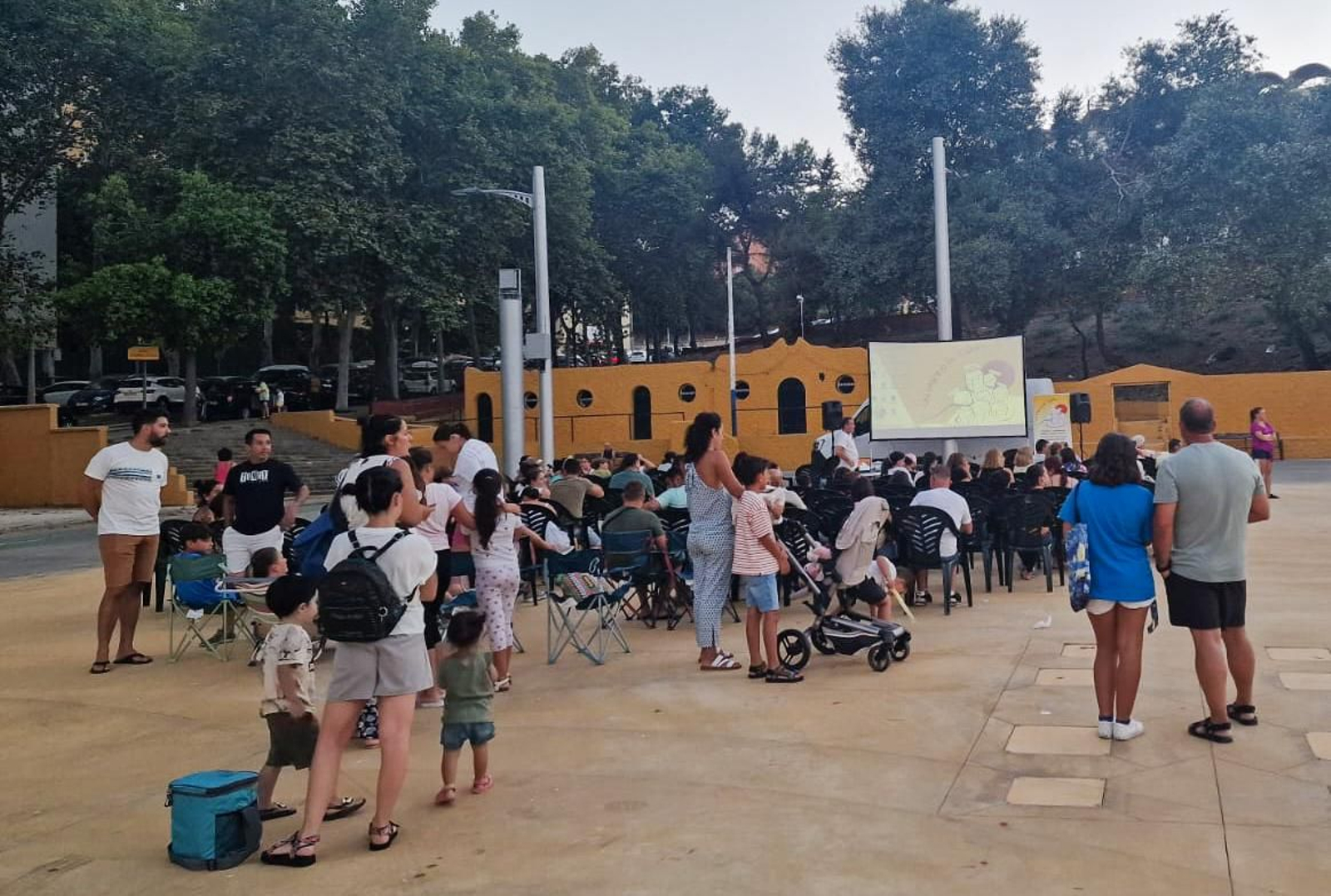 Juegos infantiles antes de una de las proyecciones.