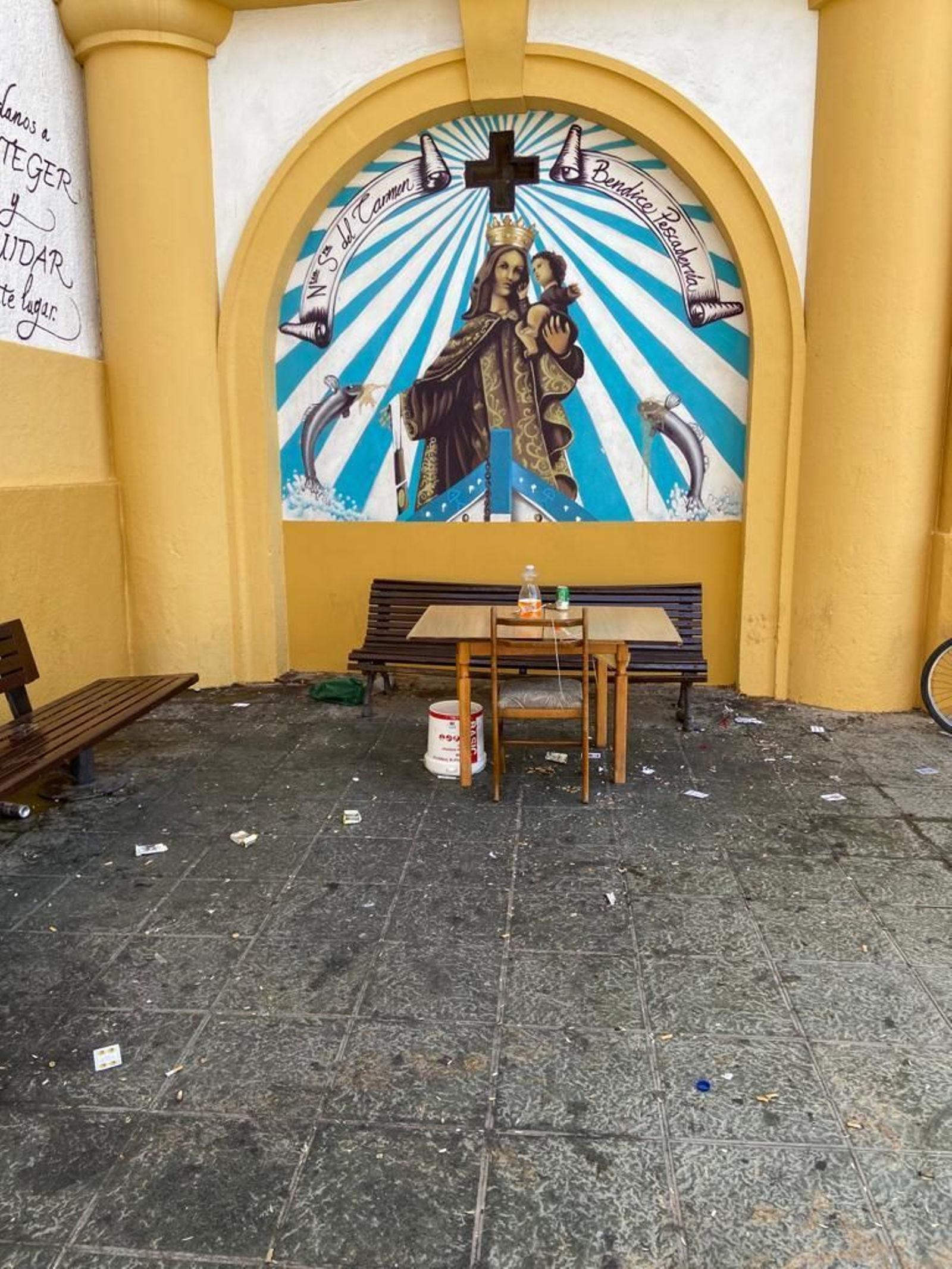 Una mesa para echar la tarde junto a los bancos rotos.