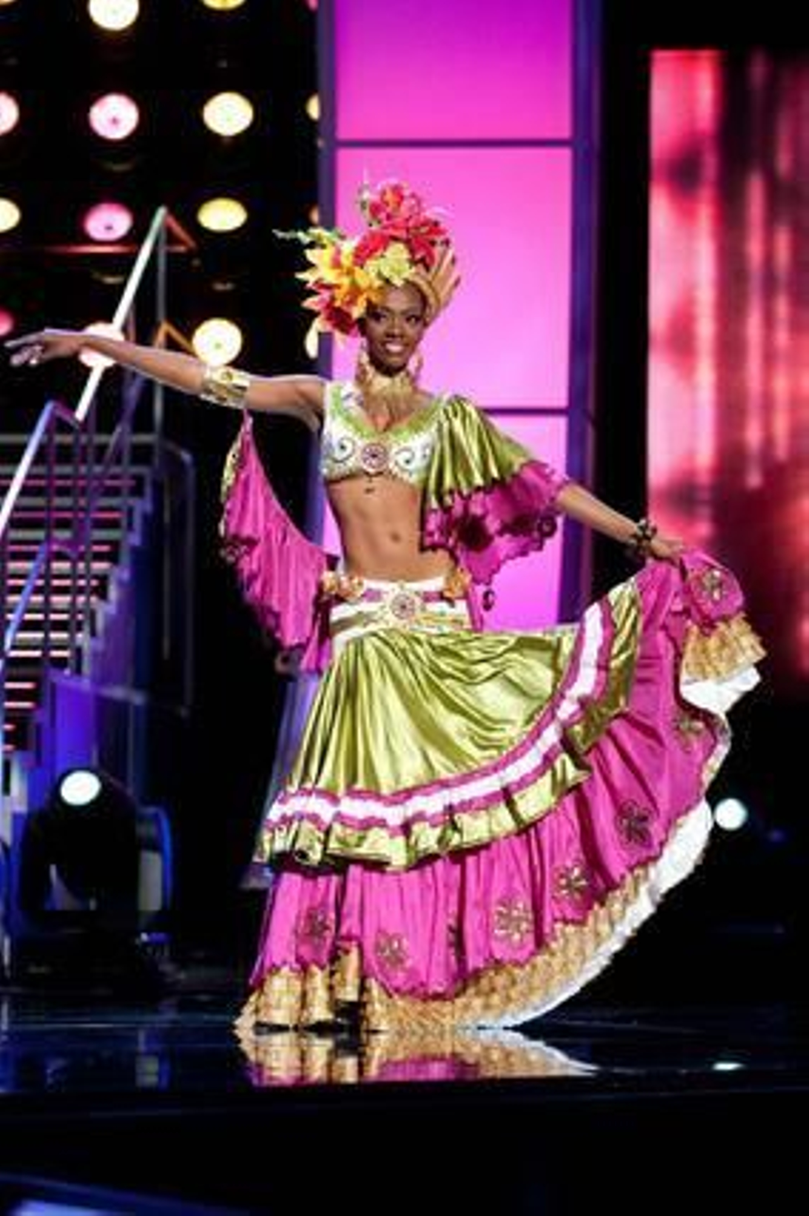 La candidata ecuatoriana, Lady Mina, luce su traje nacional. 

Foto: EFE