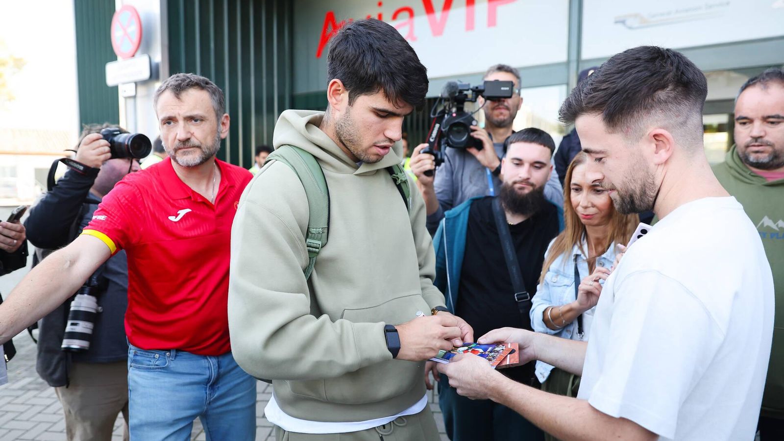 Así fue la llegada de Carlos Alcaraz a Málaga para jugar la Copa Davis
