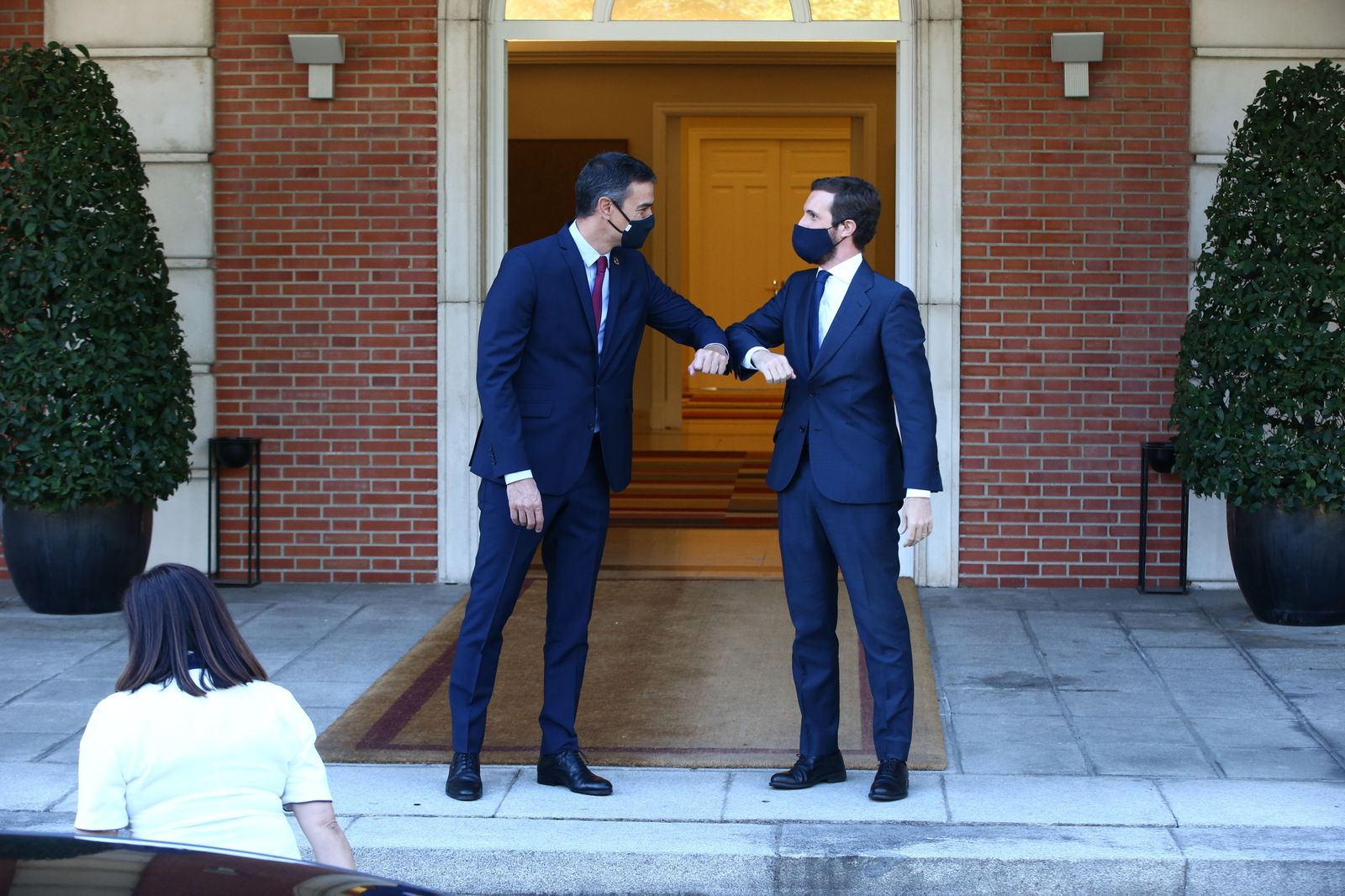 El presidente del Gobierno, Pedro Sánchez , y el presidente del PP, Pablo Casado , se saludan con el codo en el Palacio de Moncloa.