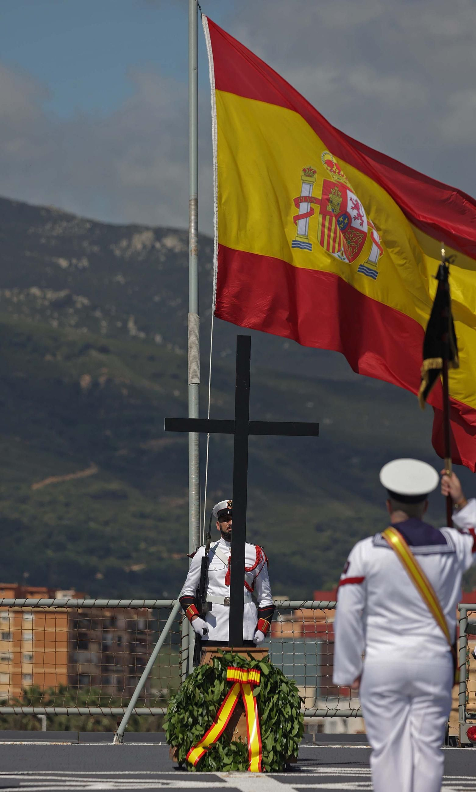 Fotos de la Jura de Bandera para personal civil a bordo del Buque de Asalto Anfibio 'Castilla' en Algeciras