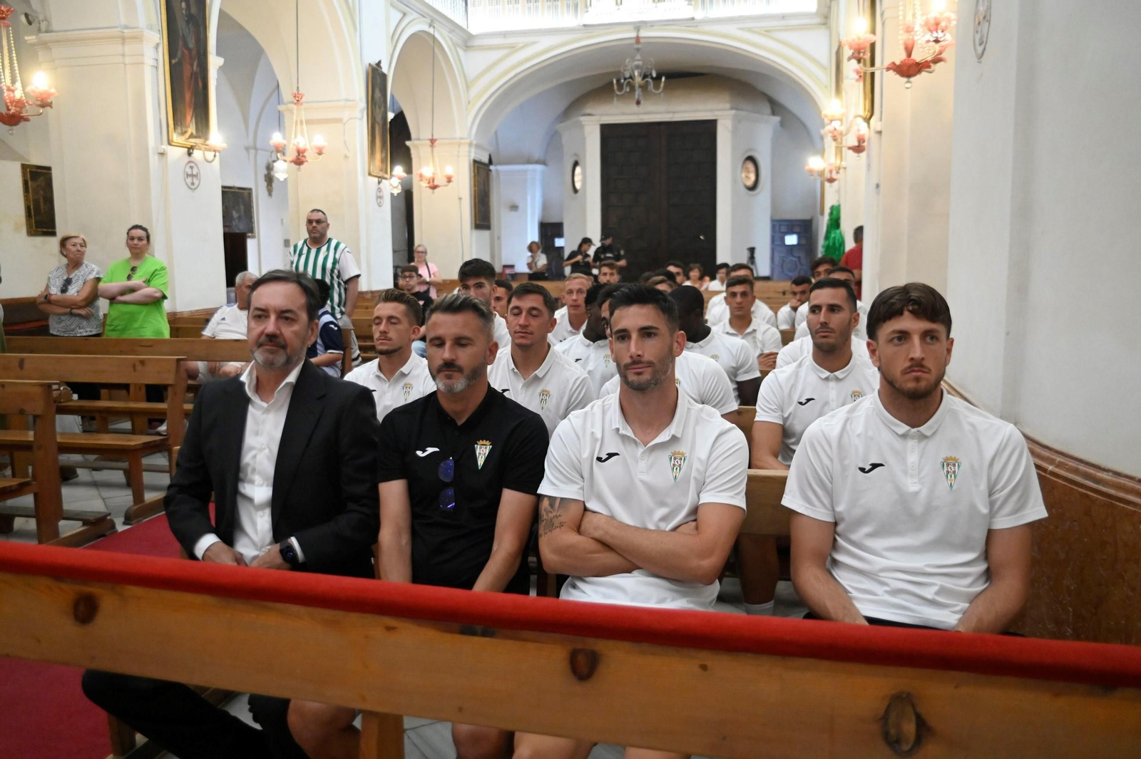 La tradicional ofrenda del Córdoaba CF a San Rafael antes del debut en El Arcángel, en imágenes