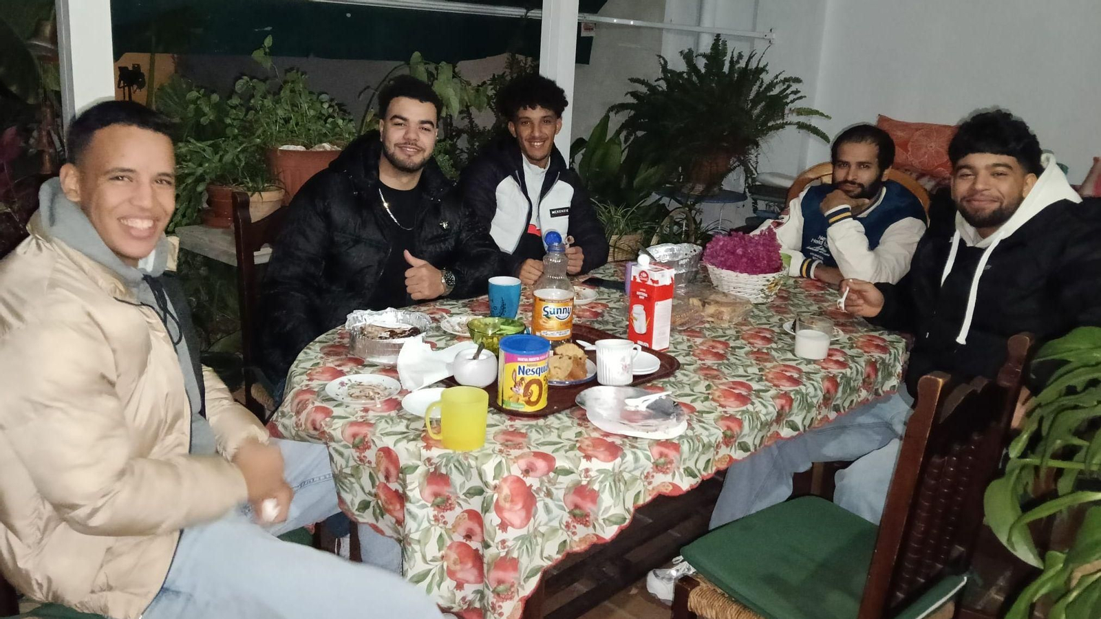 Los jóvenes  integrados en la Red de Acogida de El Puerto, en una reciente reunión.