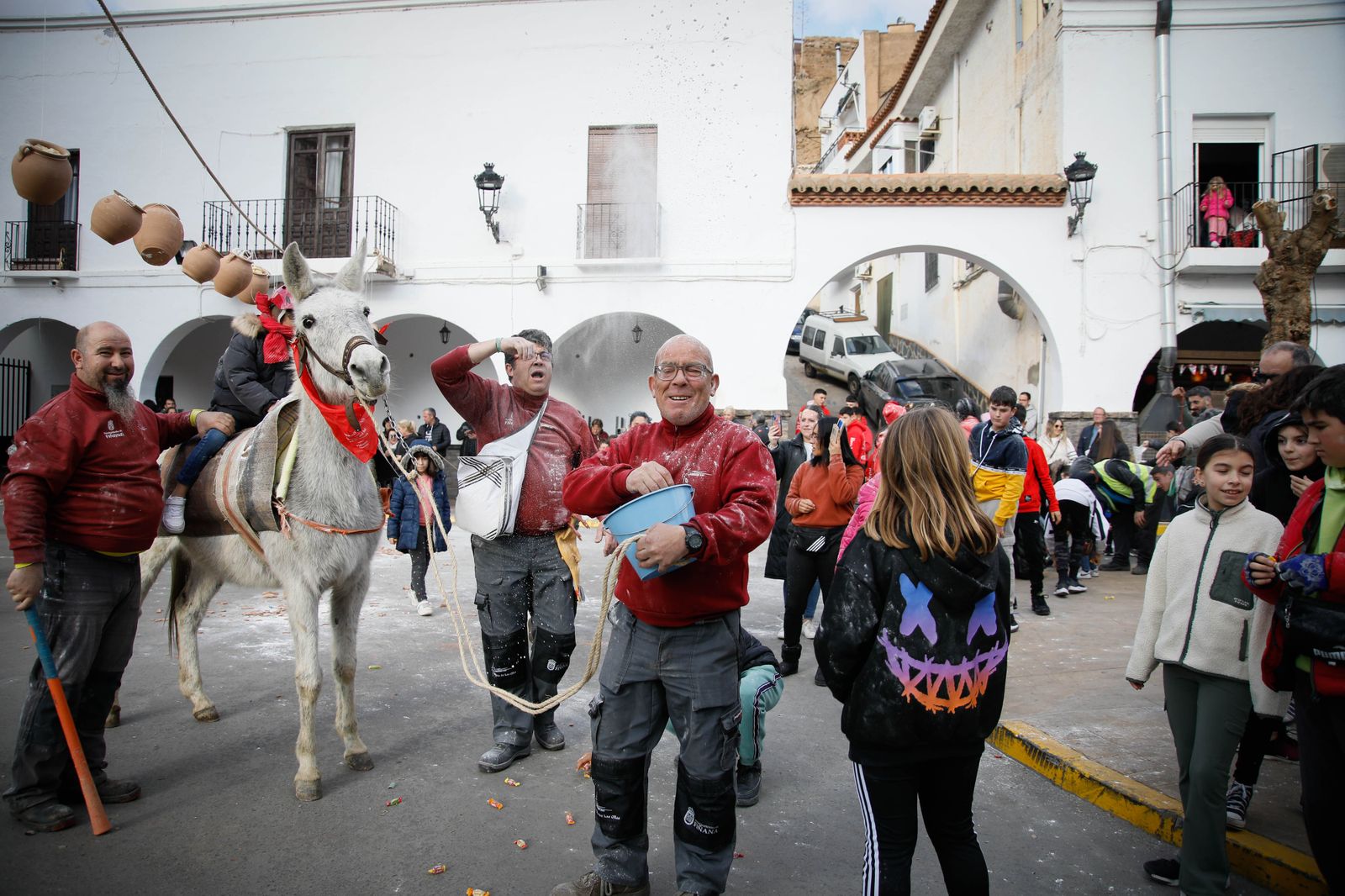 Las mejores imágenes del cierre de fiestas en Fiñana con "Las Ollas"