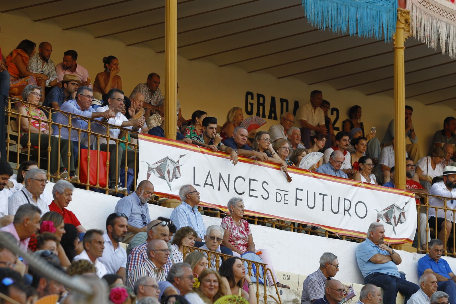 Imágenes del 'ambiente' en la corrida de toros de la Feria de Almería, con los diestros Morante de la Puebla, El Juli y Tomás Rufo
