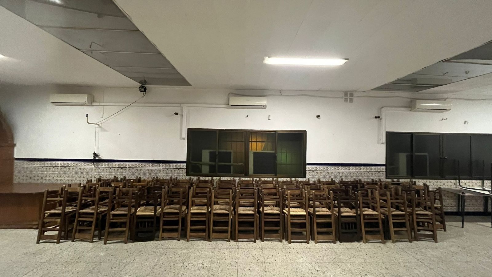 Las sillas de la peña, apiladas.