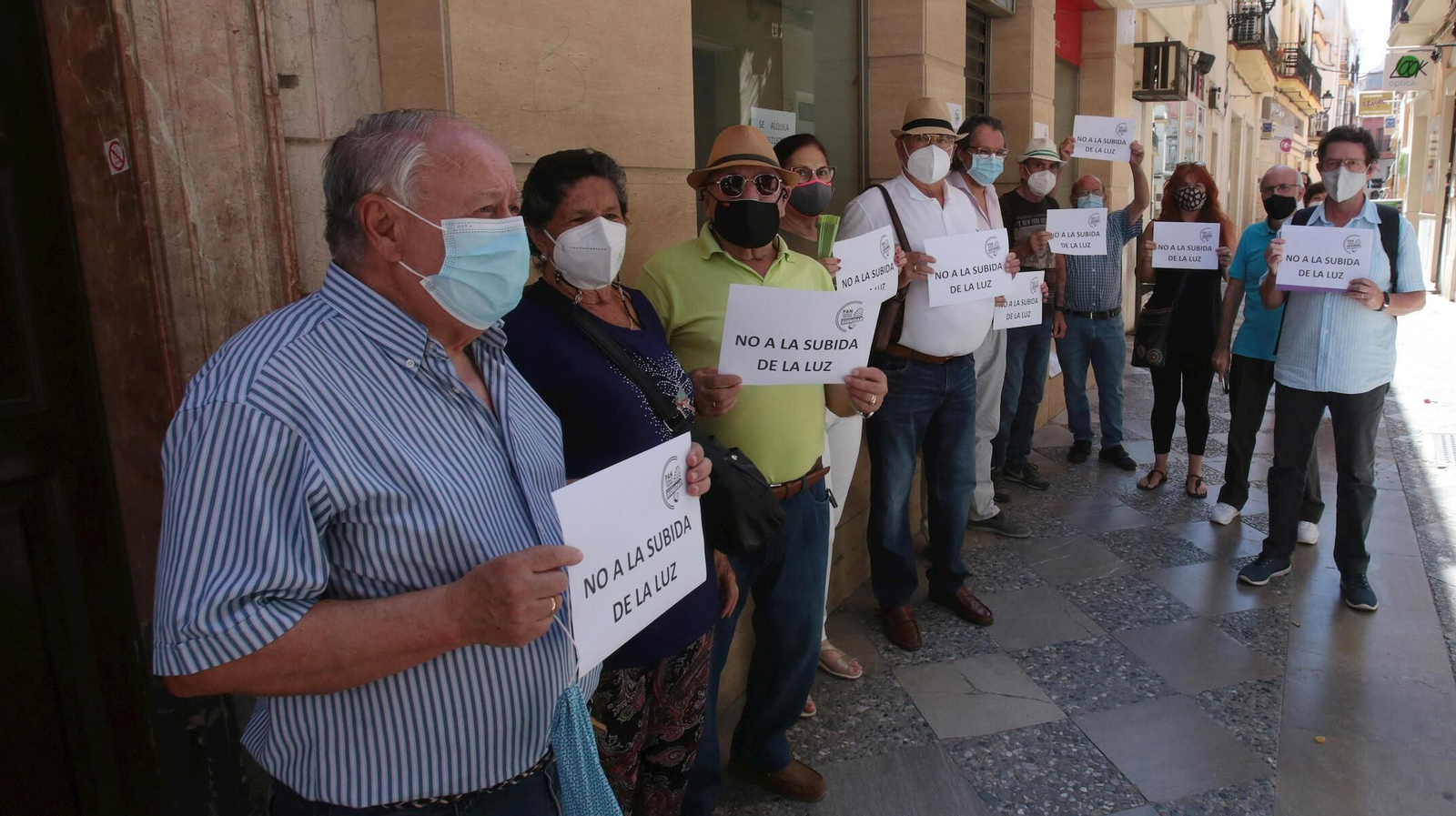 Asistentes a la rueda de prensa de este mediodía contra la subida de la luz.