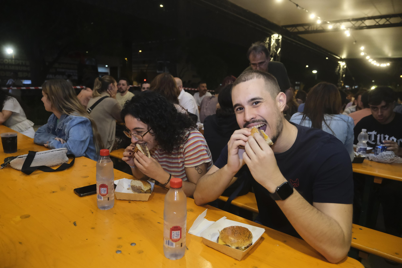 Neón y brasas en El Vial: el lleno absoluto de The Champions Burger en Córdoba Neón y brasas en El Vial: el lleno absoluto de The Champions Burger en Córdoba