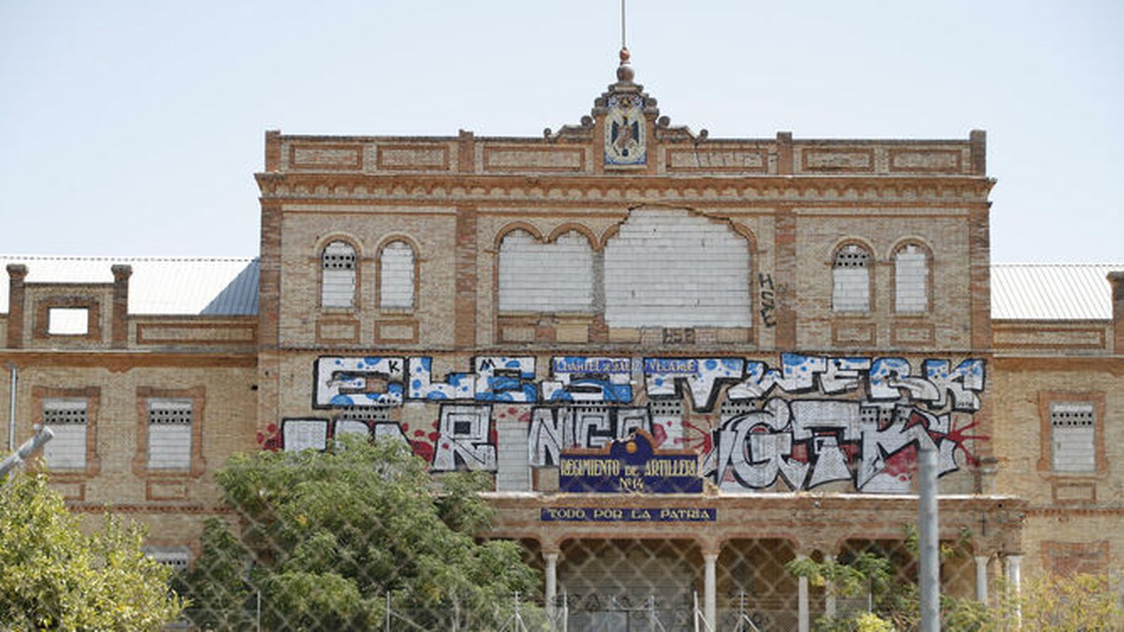 El edificio principal del antiguo cuartel de Artillería Daoiz y Velarde ha sufrido expolios en los últimos años.
