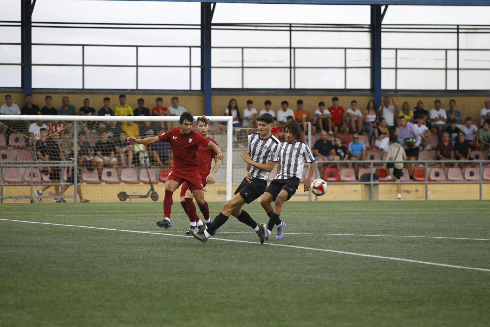 Un jugador de La Cañada trata de cortar un pase durante el primer encuentro de este curso.