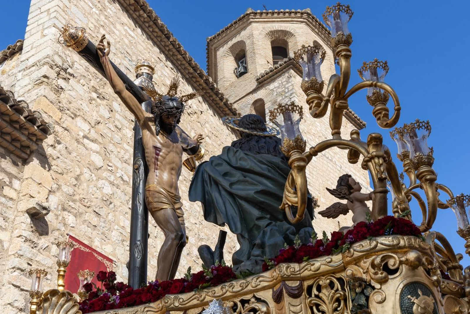 La temida lluvia impide el desarrollo normal de este Martes Santo