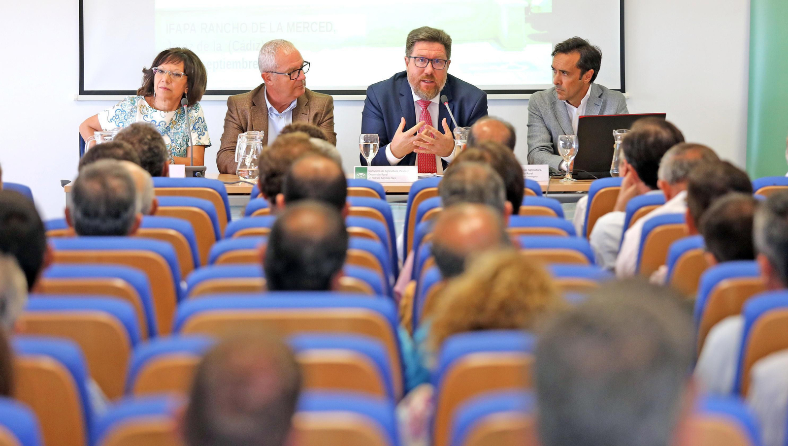 El consejero de Agricultura, Rodrigo Sánchez Haro, se dirige ayer en Jerez a agricultores y ganaderos.