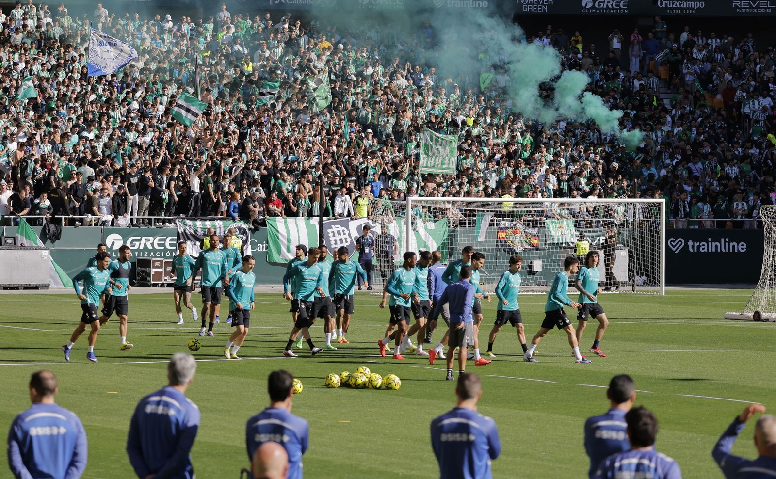 Las fotos del entrenamiento del Betis a puerta abierta