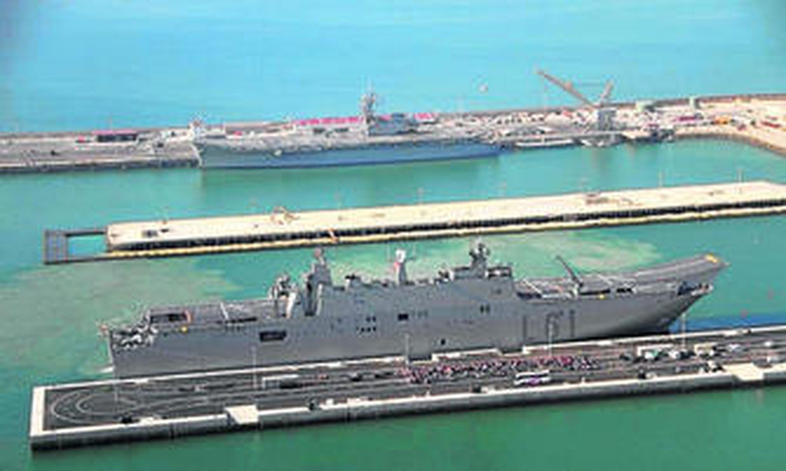Al fondo, el 'Príncipe de Asturias' en Rota, en una imagen de archivo; en primer plano, el LHD 'Juan Carlos I'.