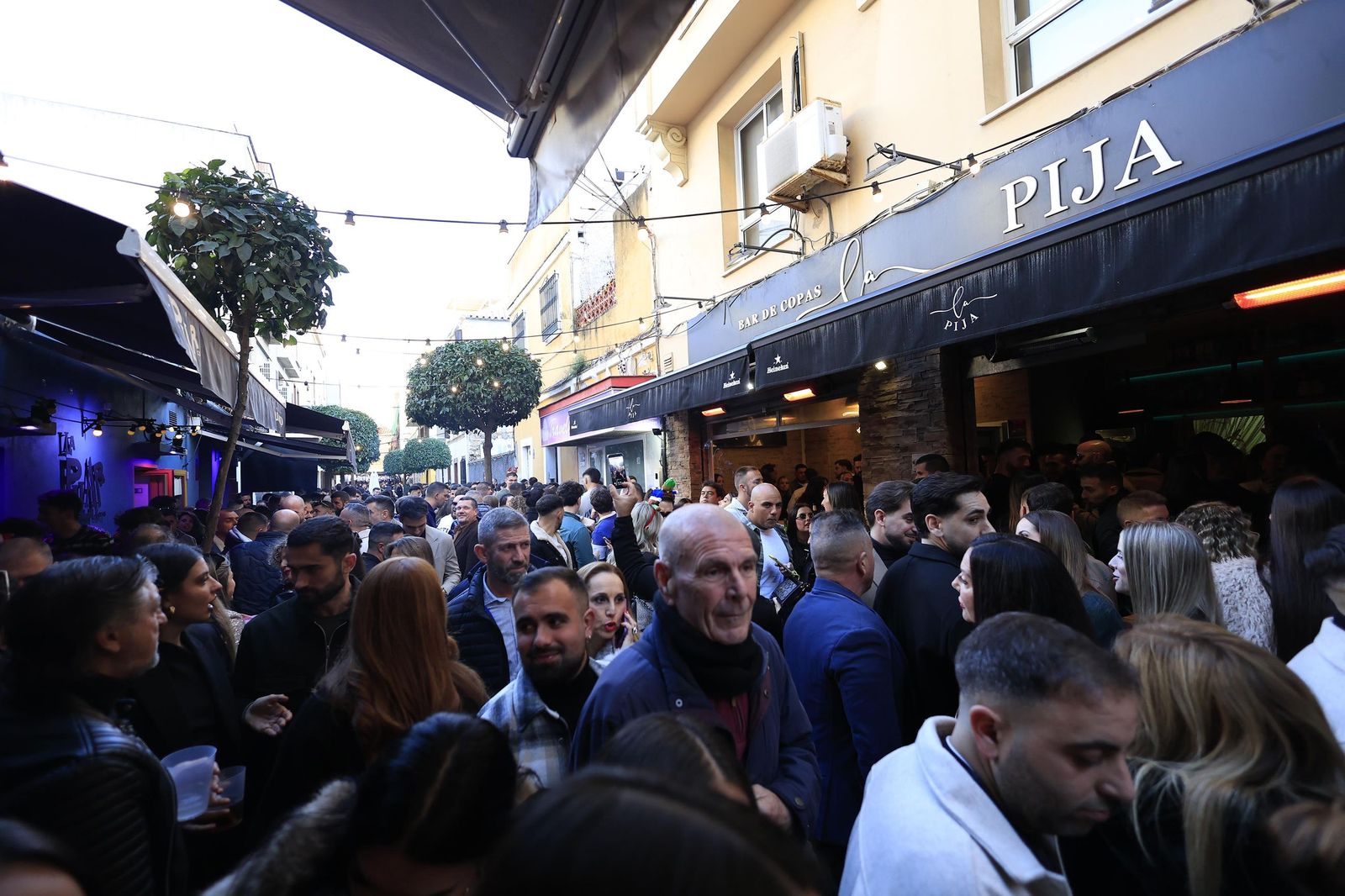 La Línea explota de gente en la tardebuena más animada, en imágenes