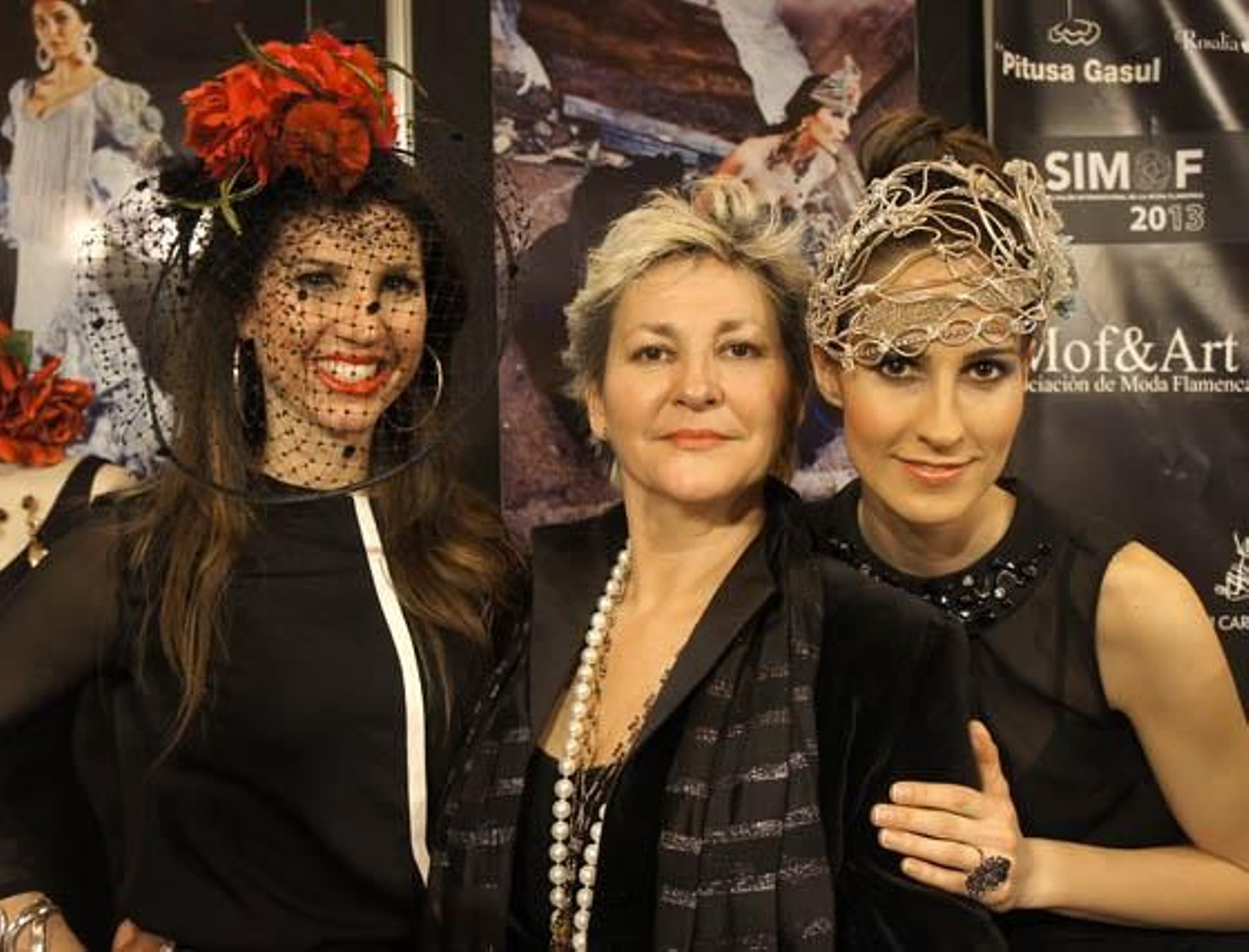 Rosalía Navarro, directora de la agencia de modelos Navarro Pasarela (Almería); la diseñadora de tocados Encarna Solá y la modelo Noelia Manzano.

Foto: Victoria Ramírez