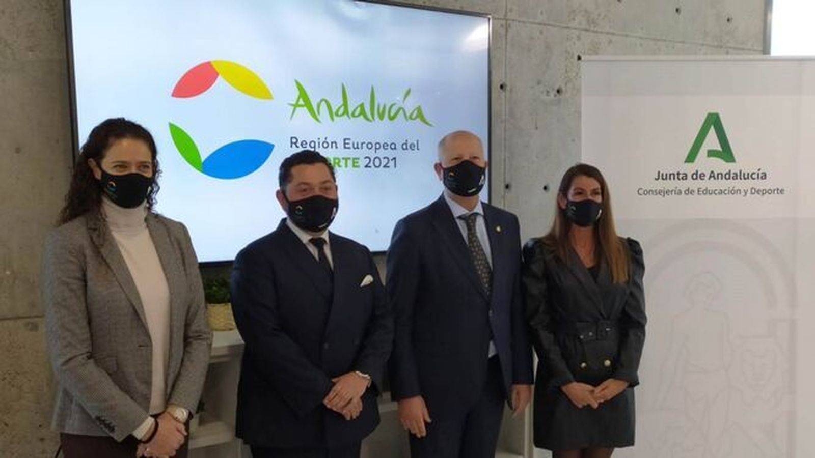 El equipo de Deporte Consejería con Consejero Imbroda